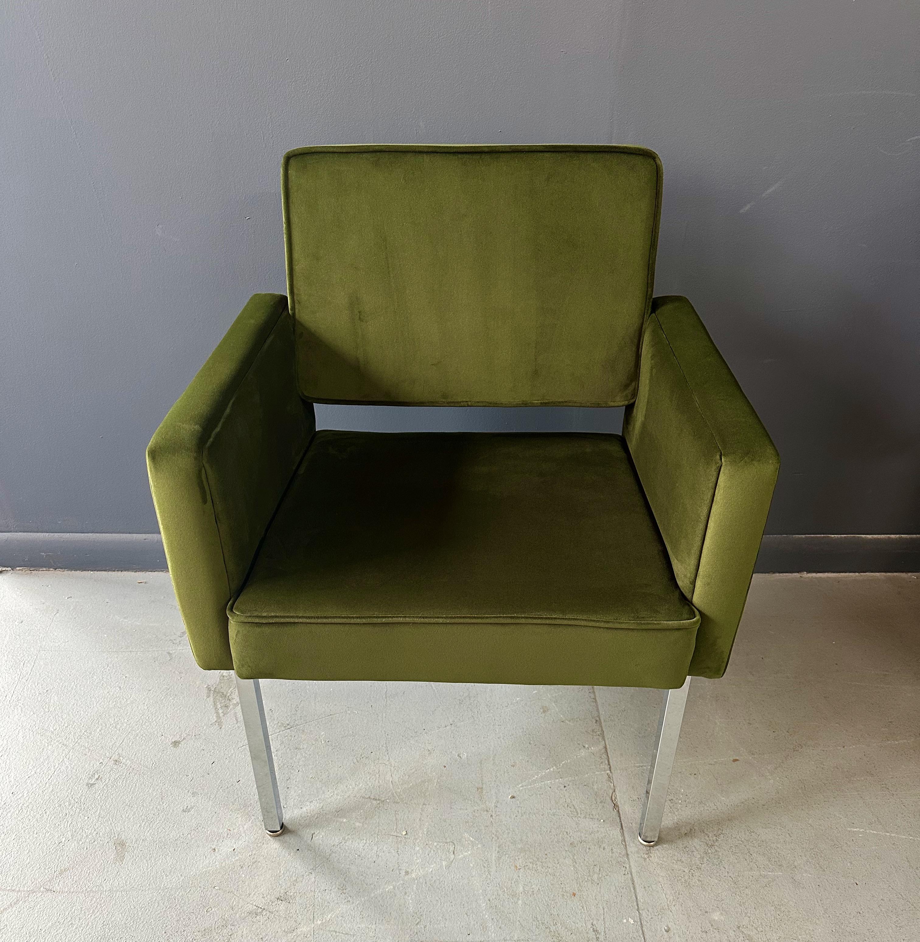 This Mid Century armchair is a timeless piece of furniture, upholstered in luxurious green velvet. With its iconic Knoll style, it exudes elegance and sophistication. The perfect addition to any living space, its high-quality materials and design