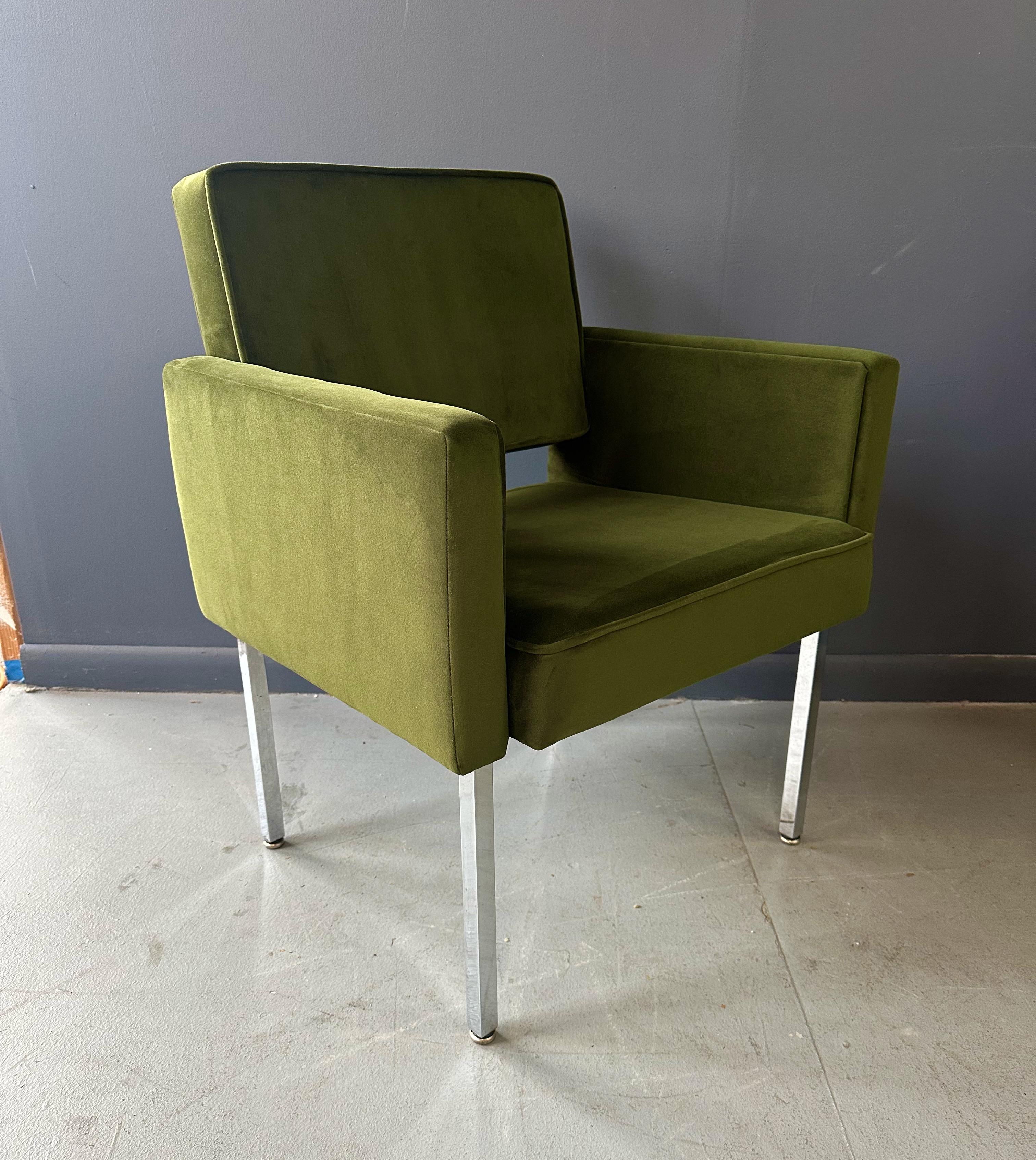 Mid-Century Modern Mid Century Armchair Upholstered in Green Velvet in the Style of Knoll For Sale