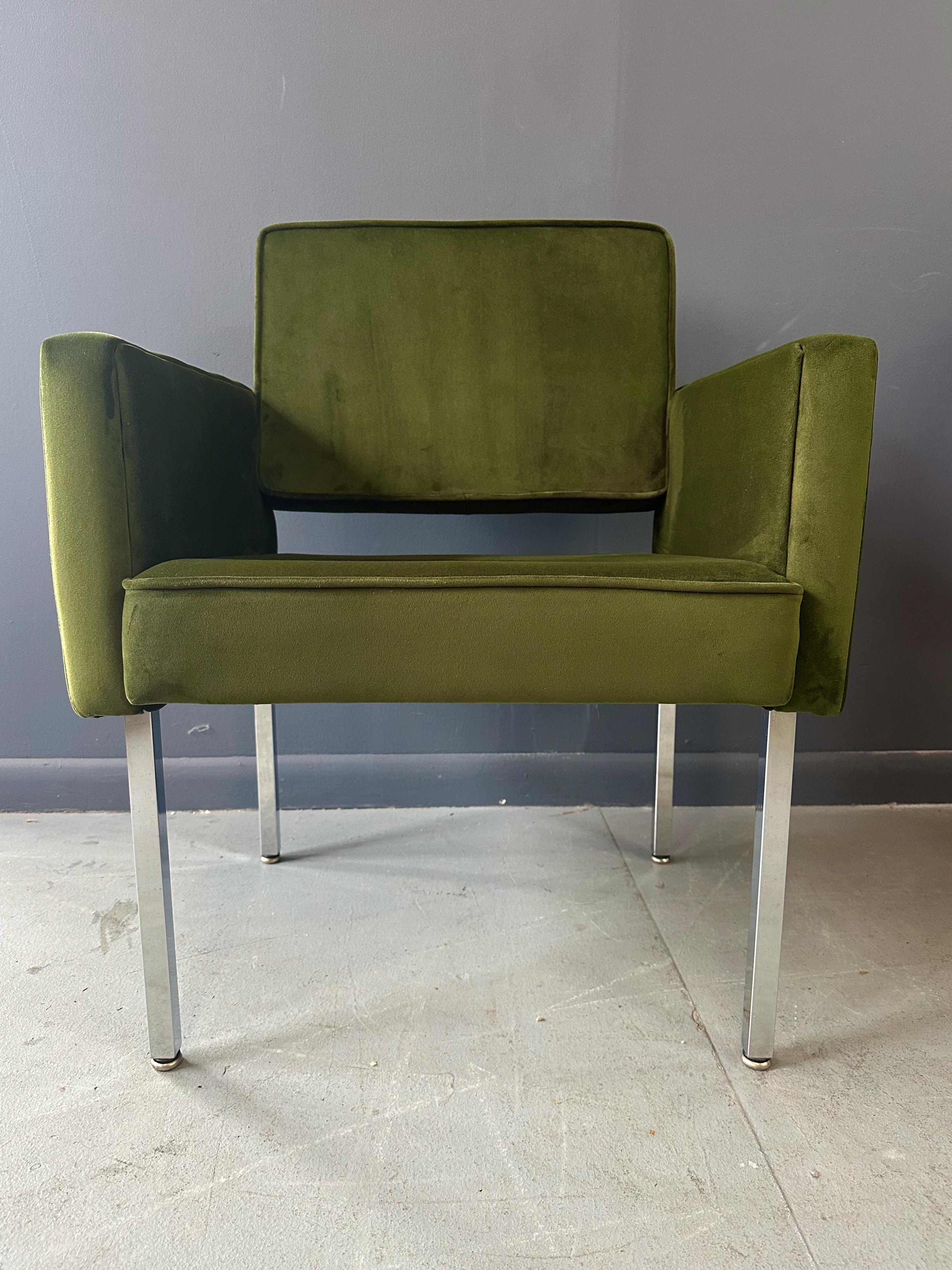 North American Mid Century Armchair Upholstered in Green Velvet in the Style of Knoll For Sale
