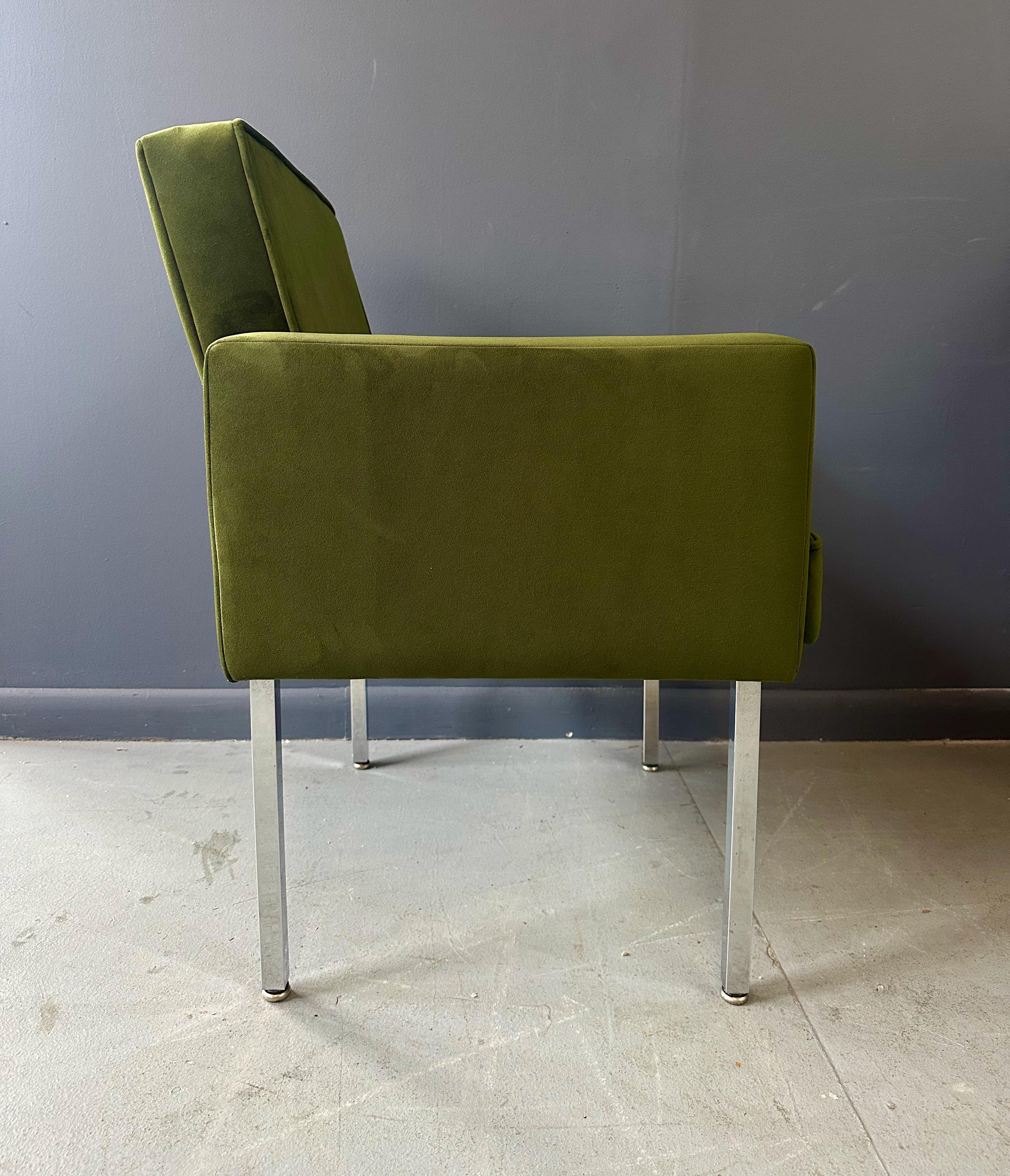 Mid Century Armchair Upholstered in Green Velvet in the Style of Knoll In Good Condition For Sale In Philadelphia, PA