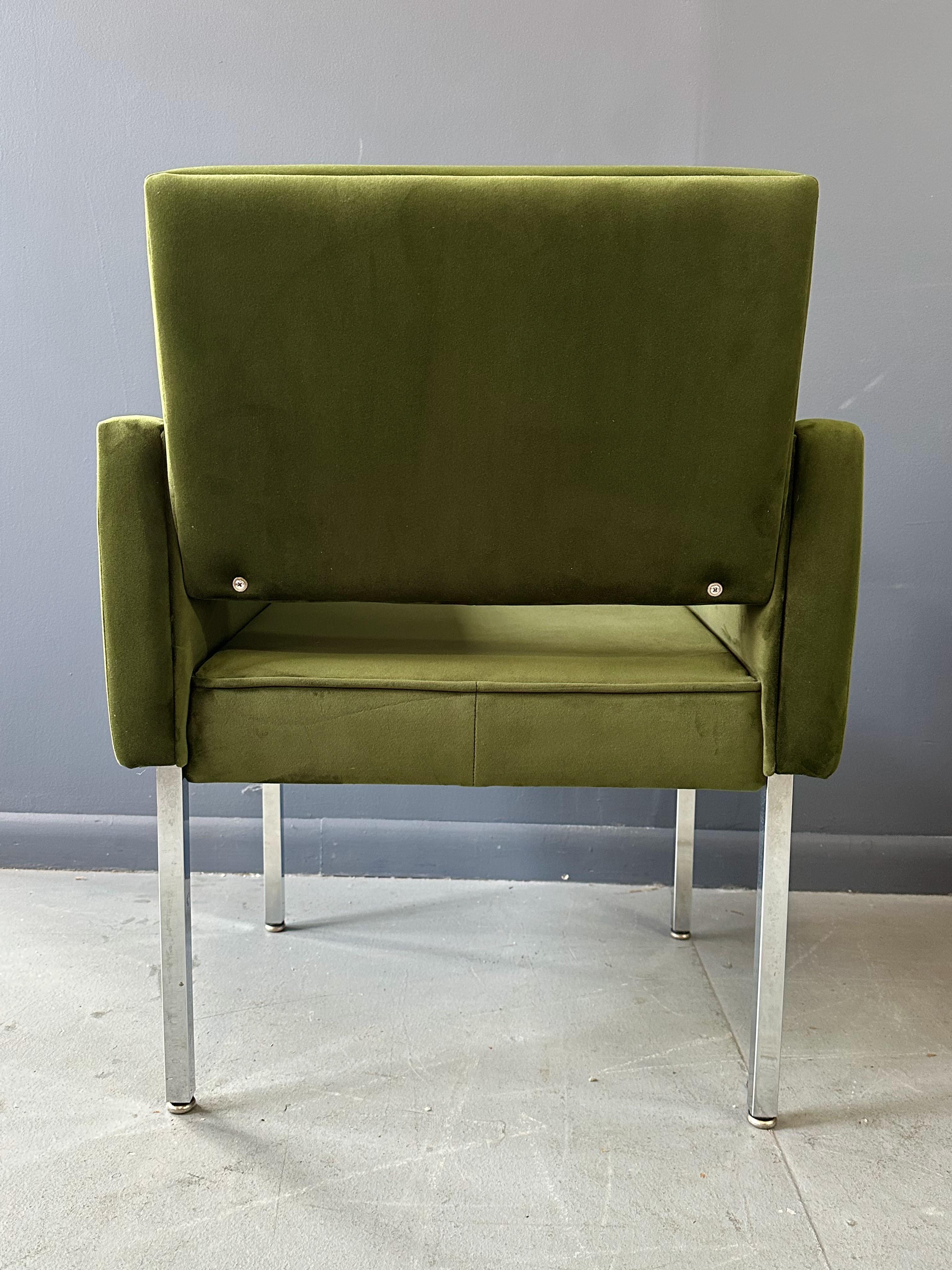 20th Century Mid Century Armchair Upholstered in Green Velvet in the Style of Knoll For Sale
