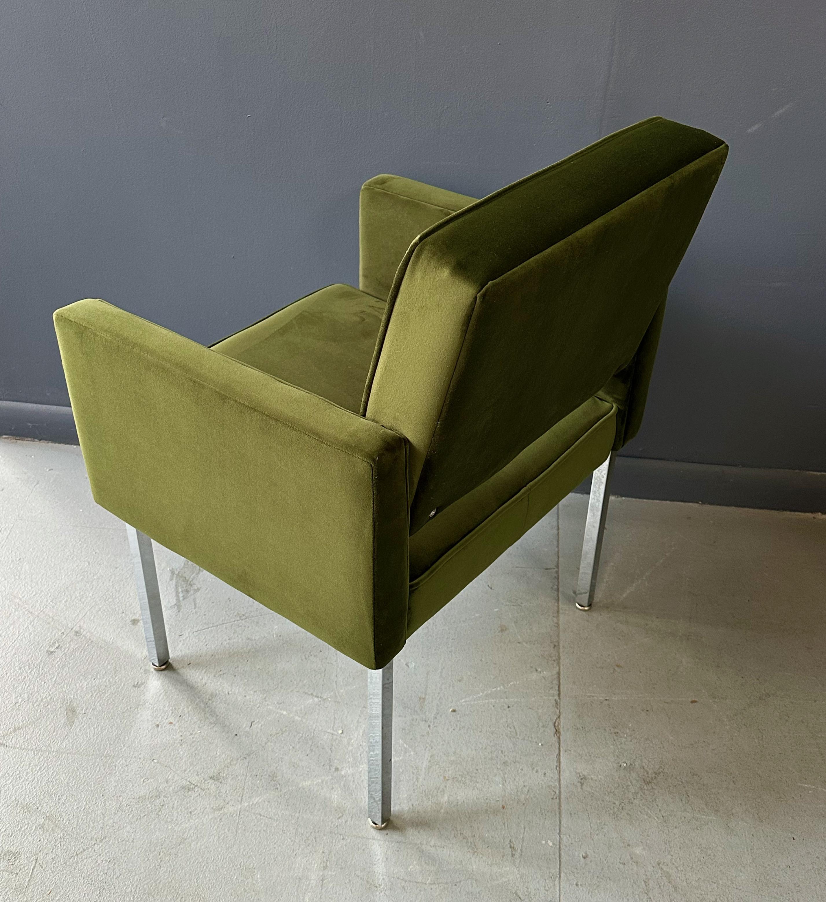Mid Century Armchair Upholstered in Green Velvet in the Style of Knoll For Sale 1