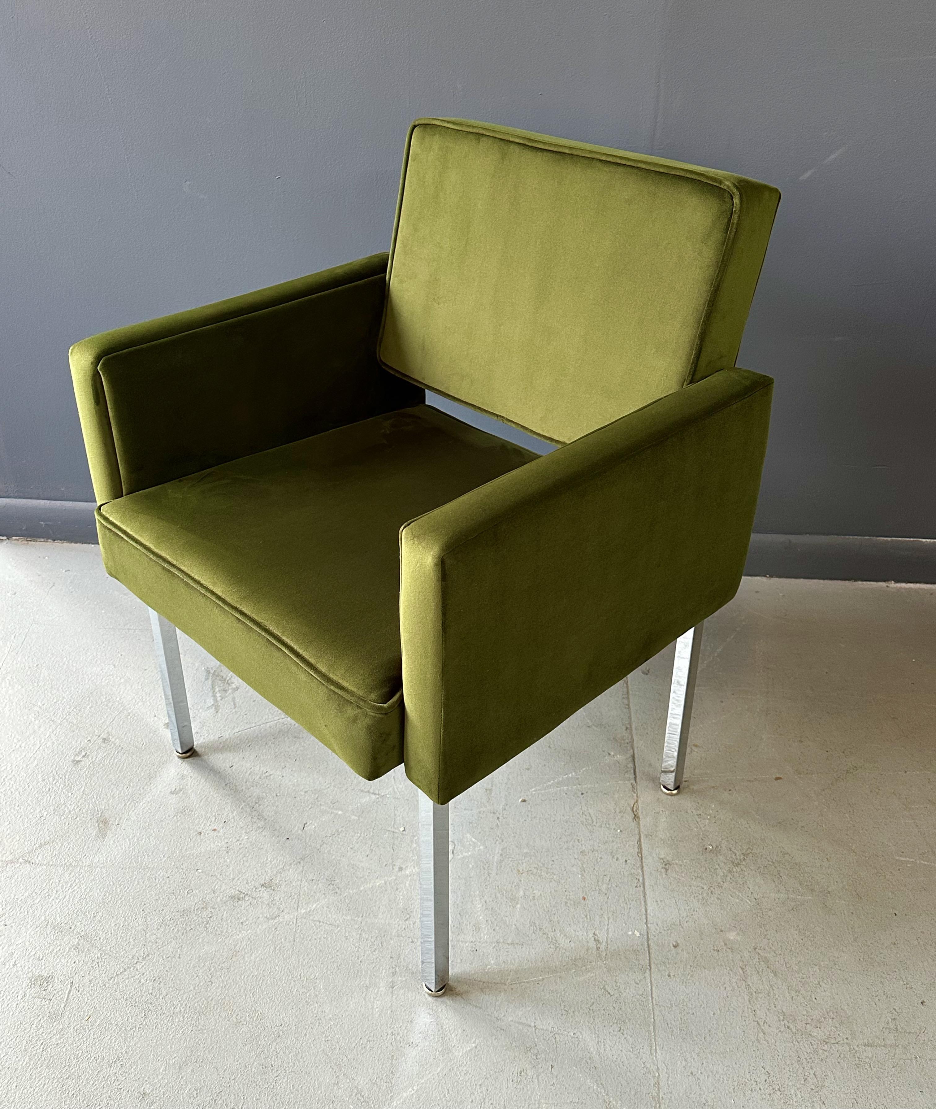 Mid Century Armchair Upholstered in Green Velvet in the Style of Knoll For Sale 2