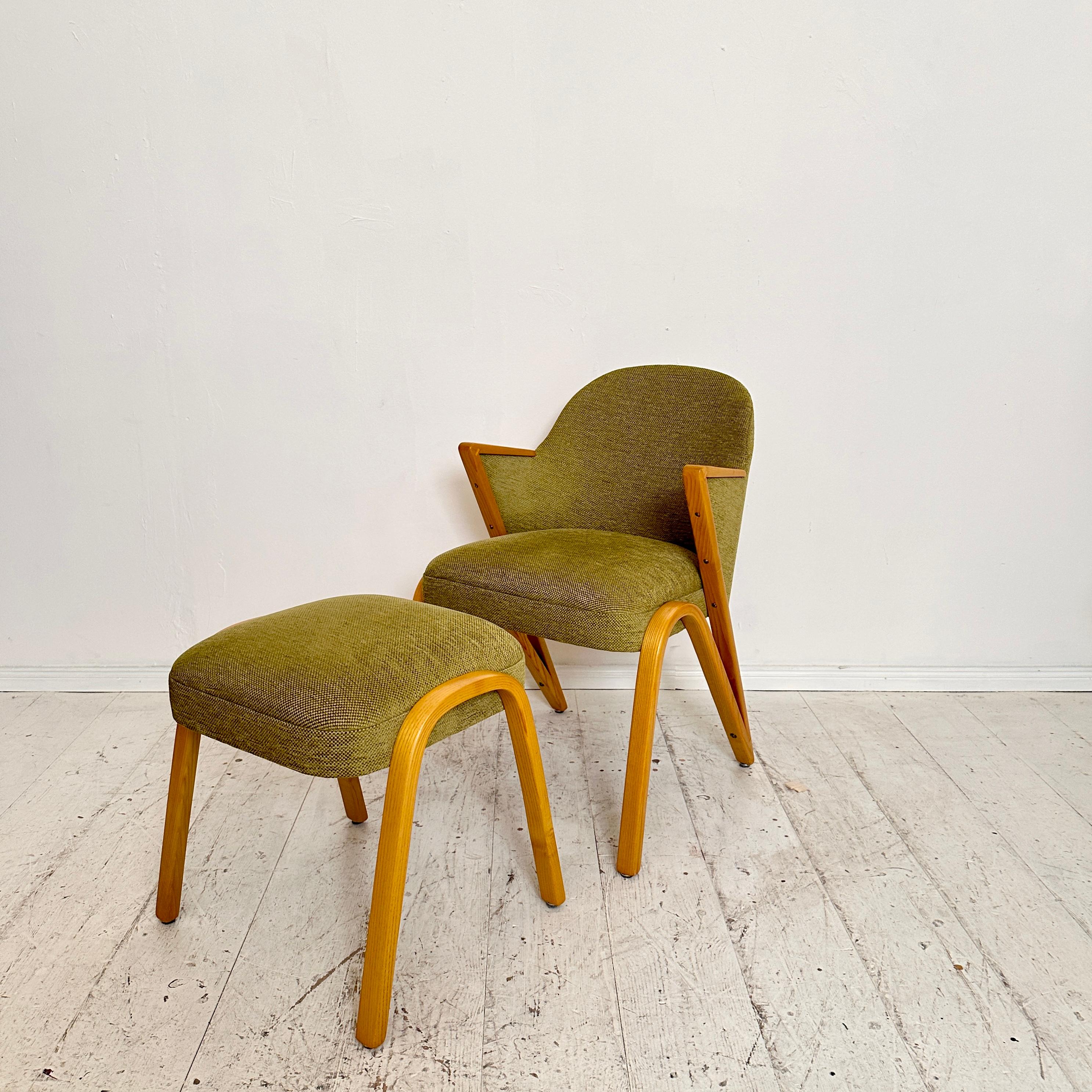 Erleben Sie zeitlose Eleganz mit dem Mid Century Sessel mit Ottomane von Paul Bode für die Federholzgesellschaft, um 1950. 
Dieses kultige Set ist ein Beispiel für Bodes meisterhaftes Design, das sich durch klare Linien und eine harmonische Mischung