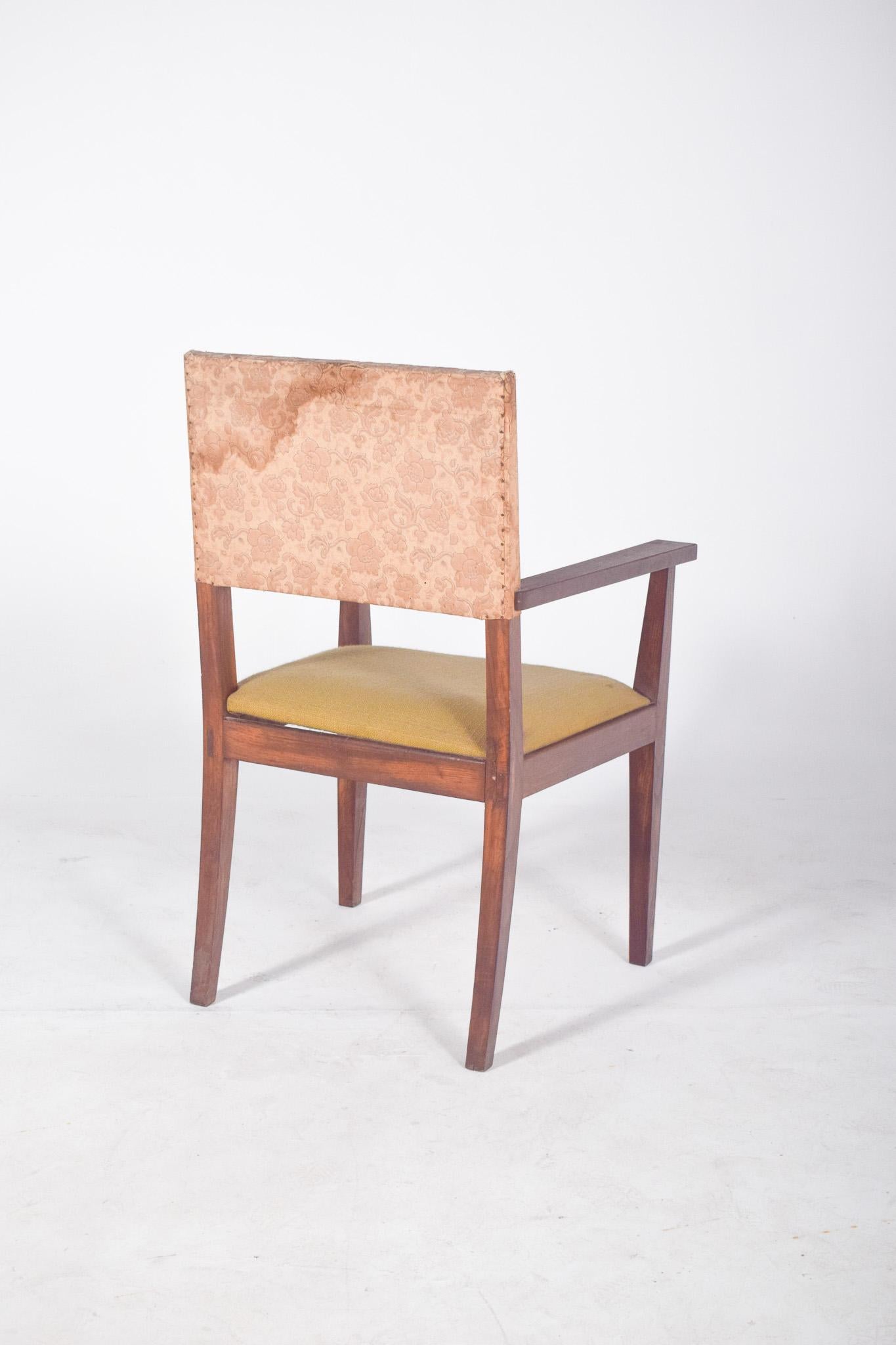 Sillón de mediados de siglo con asiento y respaldo tapizados mediados del siglo XX en venta