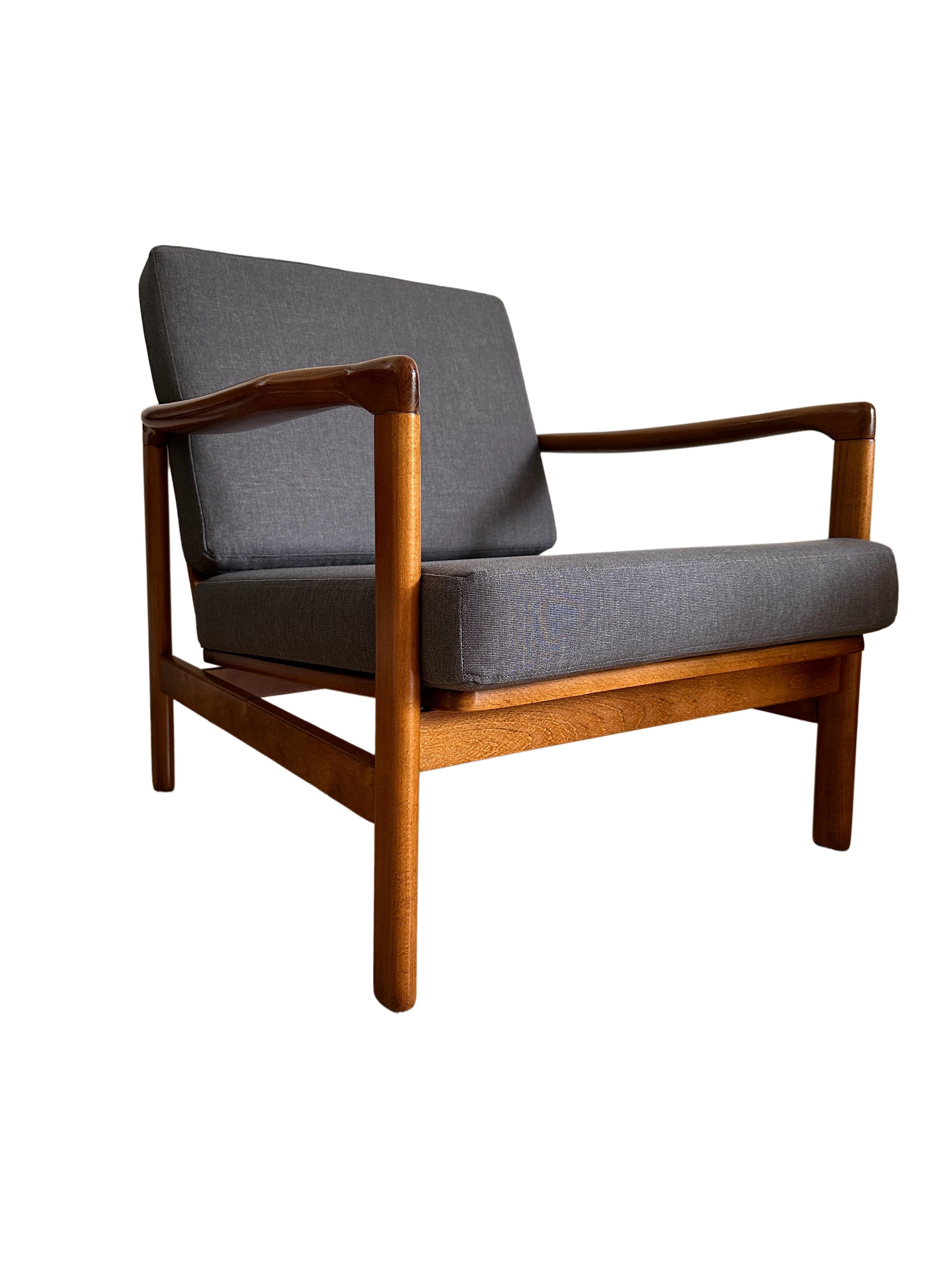 Mid-Century Armchair, Wood and Grey Kvadrat Upholstery, Europe, 1960s For Sale 3