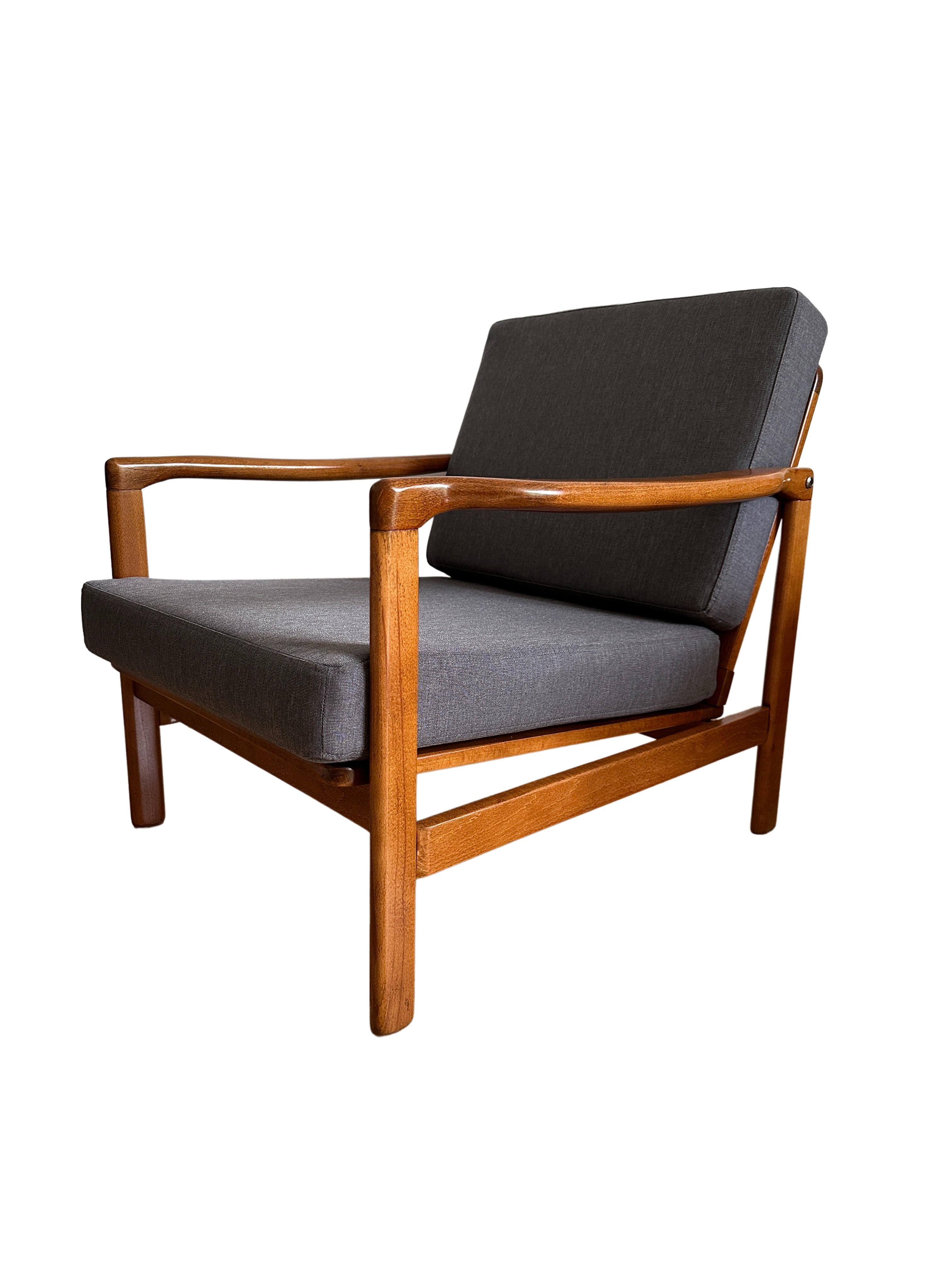 Mid century lounge chair model B-7752, designed by Zenon Baczyk, has been manufactured by Swarzedzkie Fabryki Mebli in Poland in the 1960s. 

The structure is made of beech wood in deep honey brown color, finished with a semi matte varnish. 

The