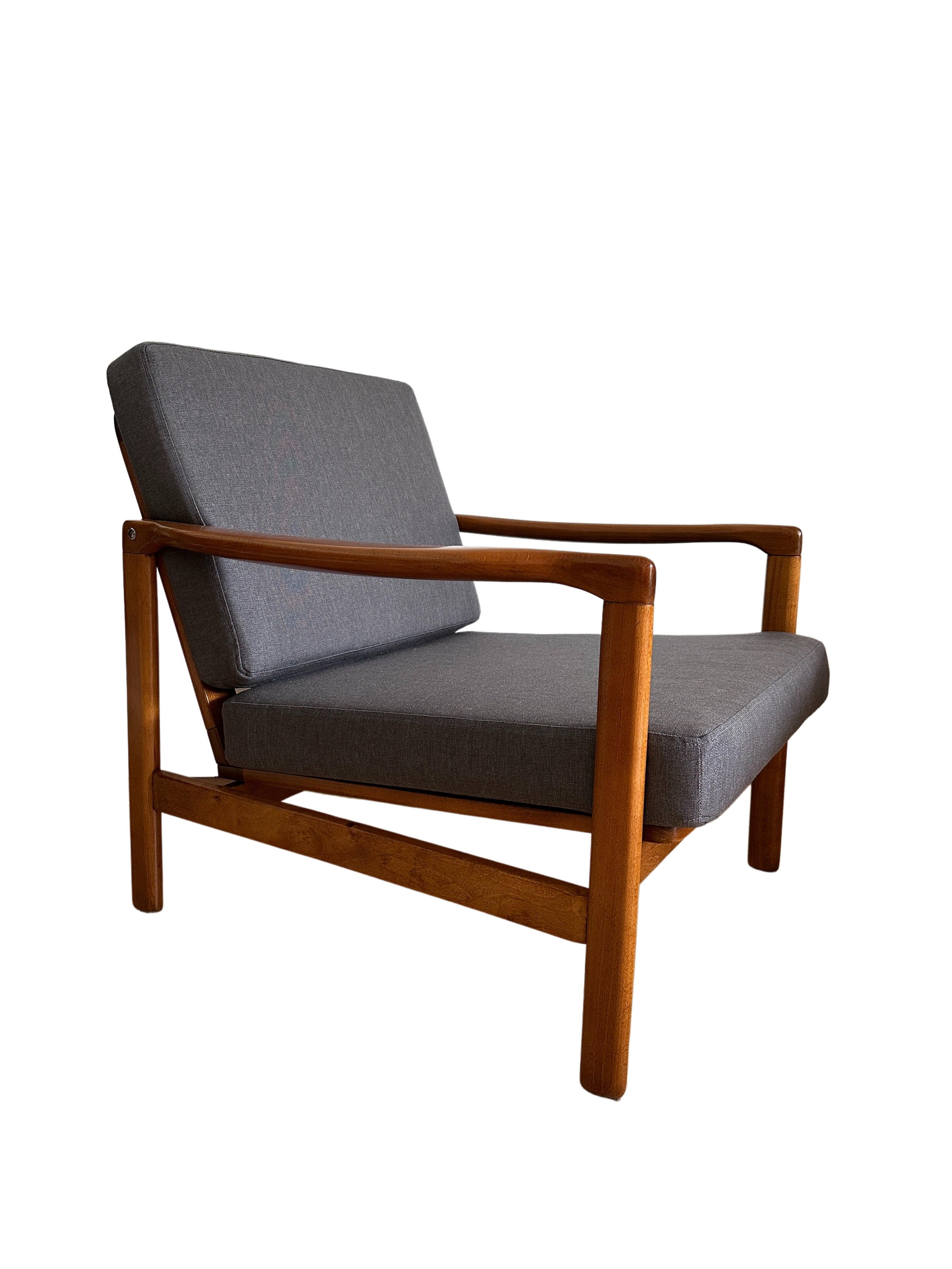 Mid-Century Armchair, Wood and Grey Kvadrat Upholstery, Europe, 1960s For Sale 1