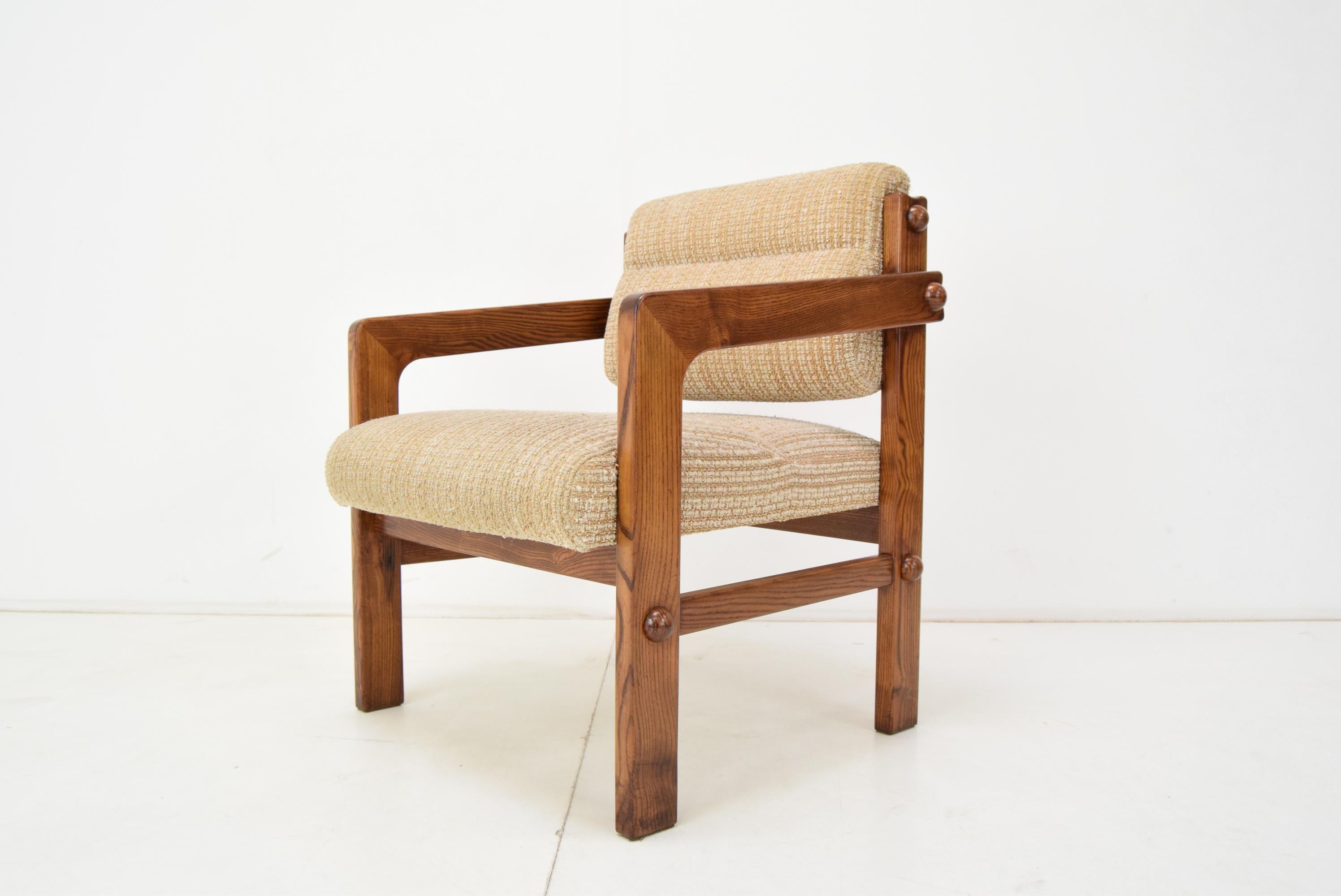 Made of wood, fabric.
Three pieces in stock.
The substance shows signs of use.
The wooden parts have been restored.
Seat height 44cm.
Good original condition.