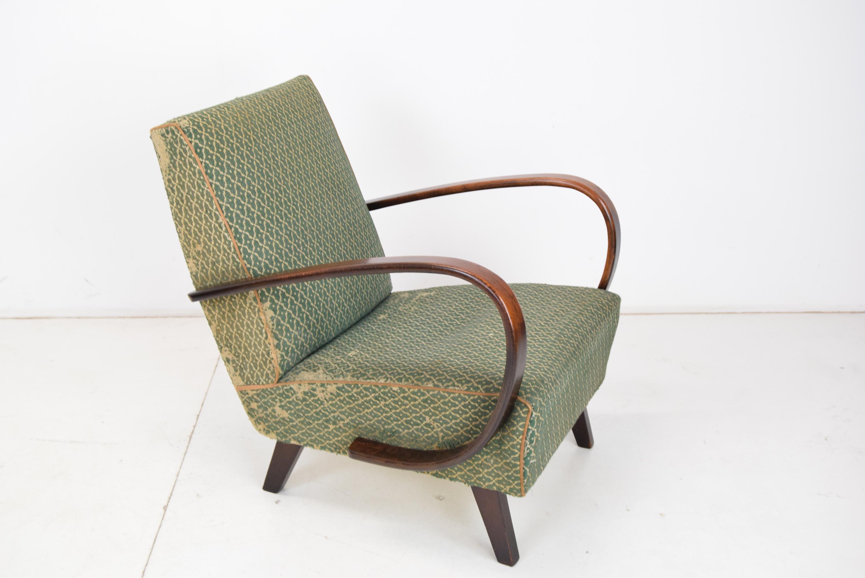 Hergestellt in der Tschechoslowakei
 Hergestellt aus Holz, Stoff 
Der Stuhl ist für eine Neupolsterung geeignet
Das Holz ist in gutem Zustand
Ursprünglicher Zustand.