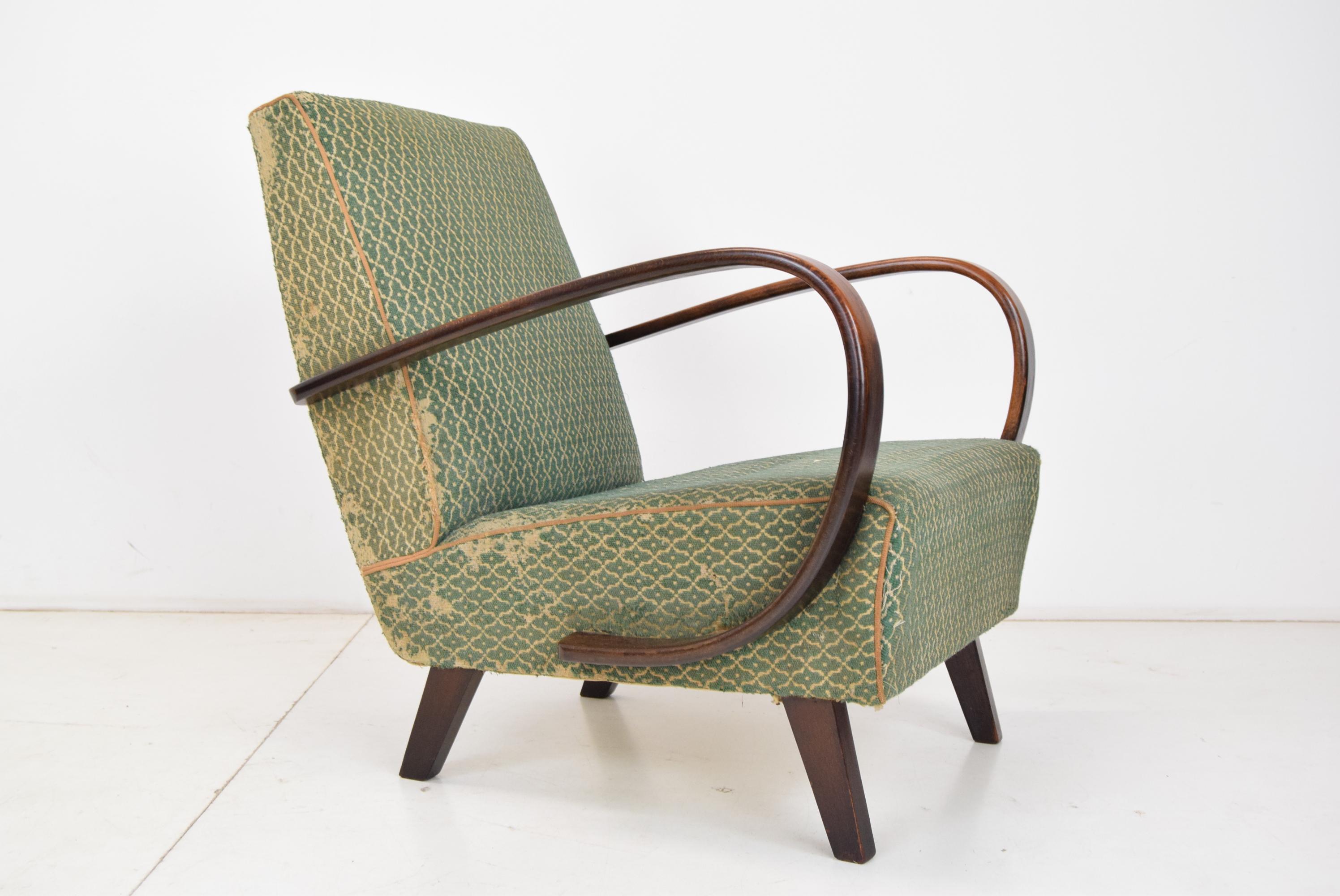 Sessel aus der Mitte des Jahrhunderts, entworfen von Jindrich Halabala, 1950er Jahre (Moderne der Mitte des Jahrhunderts) im Angebot