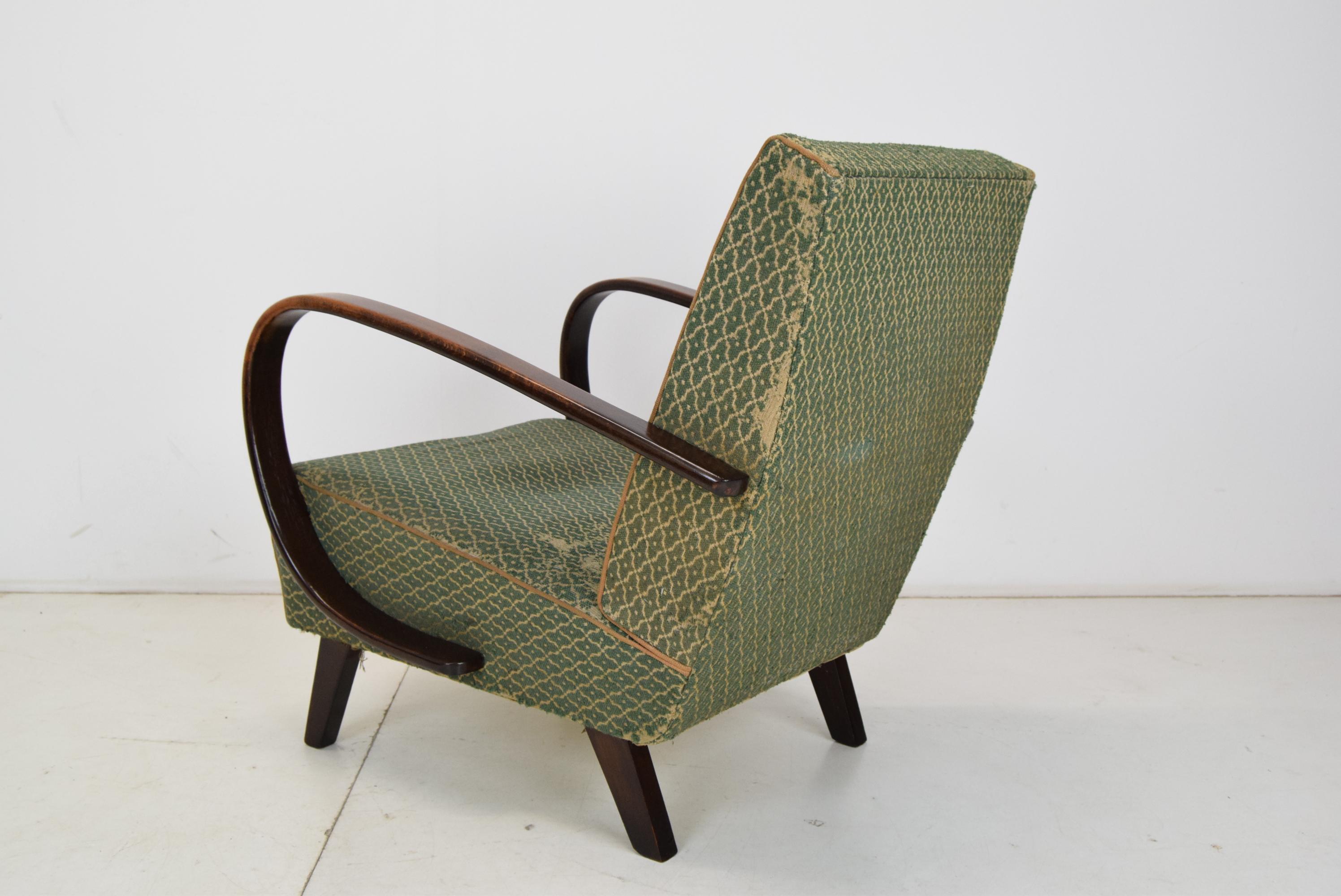 Sessel aus der Mitte des Jahrhunderts, entworfen von Jindrich Halabala, 1950er Jahre (Mitte des 20. Jahrhunderts) im Angebot