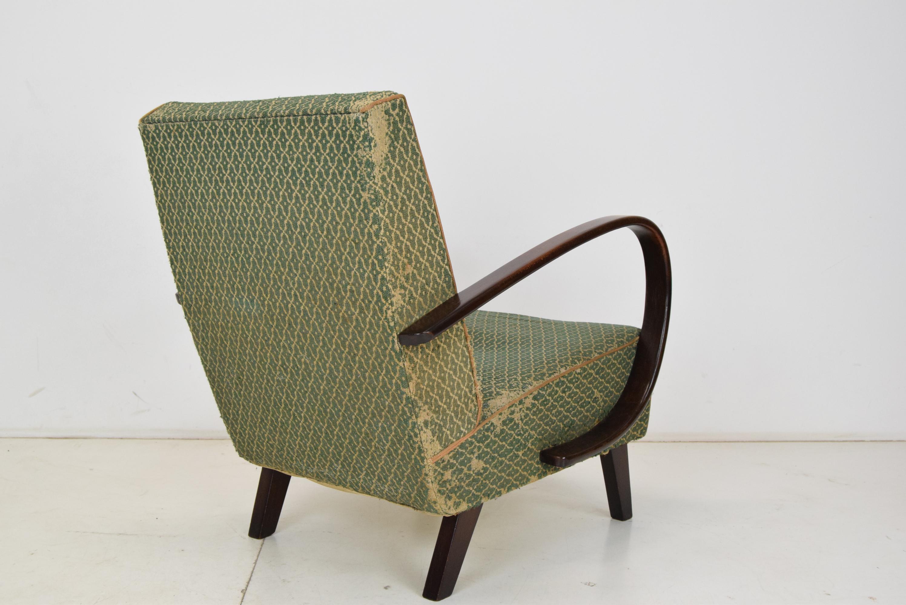 Sessel aus der Mitte des Jahrhunderts, entworfen von Jindrich Halabala, 1950er Jahre (Stoff) im Angebot