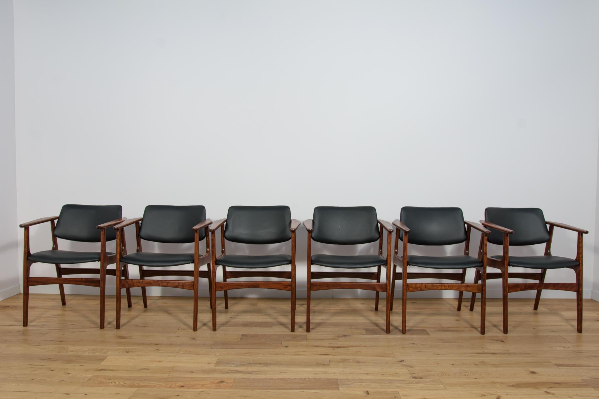 Set of 6 armchairs designed by Arne Vodder. The teak elements have been cleaned of old surfaces and finished with Danish oil. The upholstery elements have been changed and covered with a new black natural leather.
