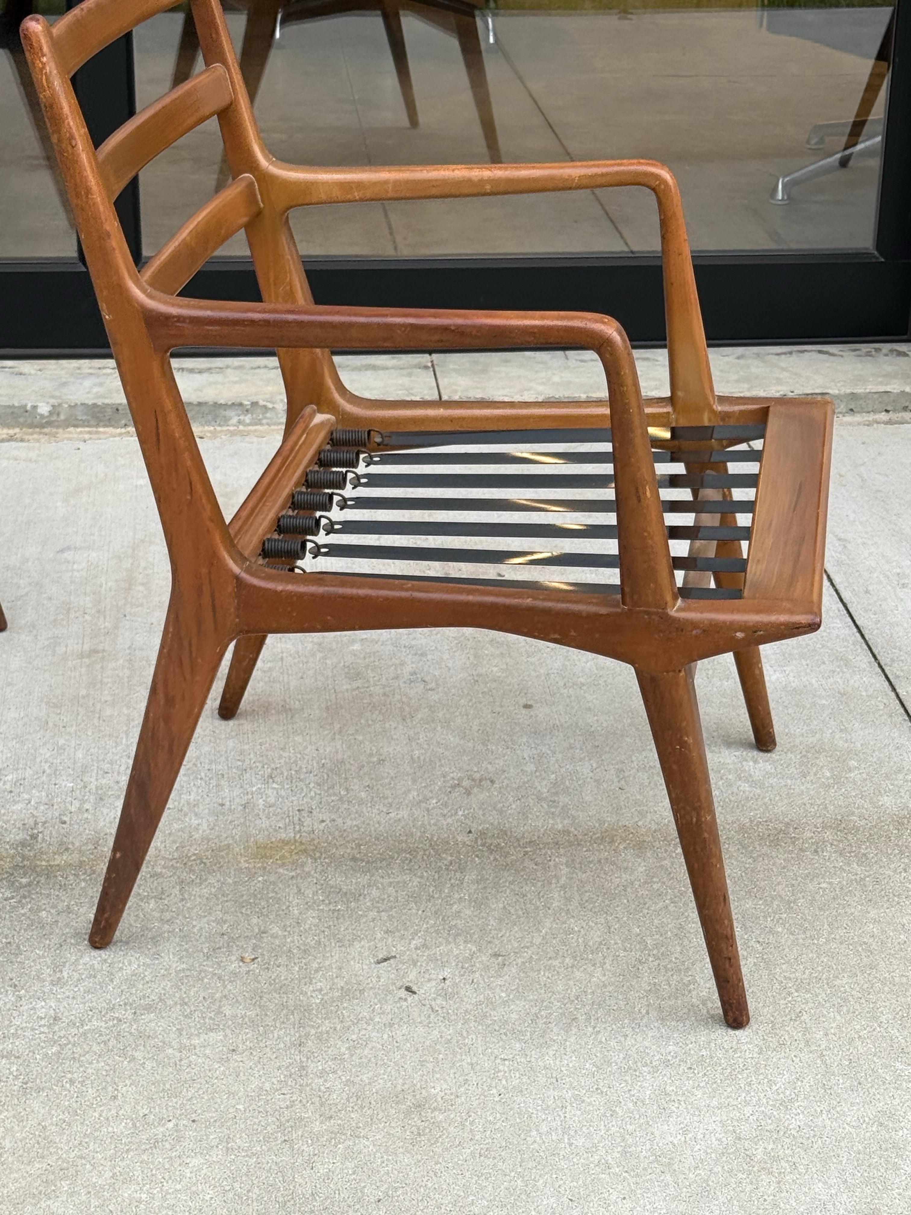 Una coppia di squisite poltrone moderne della metà del secolo scorso dell'acclamato designer italiano Carlo De Carli, realizzate circa negli anni '50. Queste poltrone esemplificano la maestria di De Carli nel modernismo razionalista, con telai