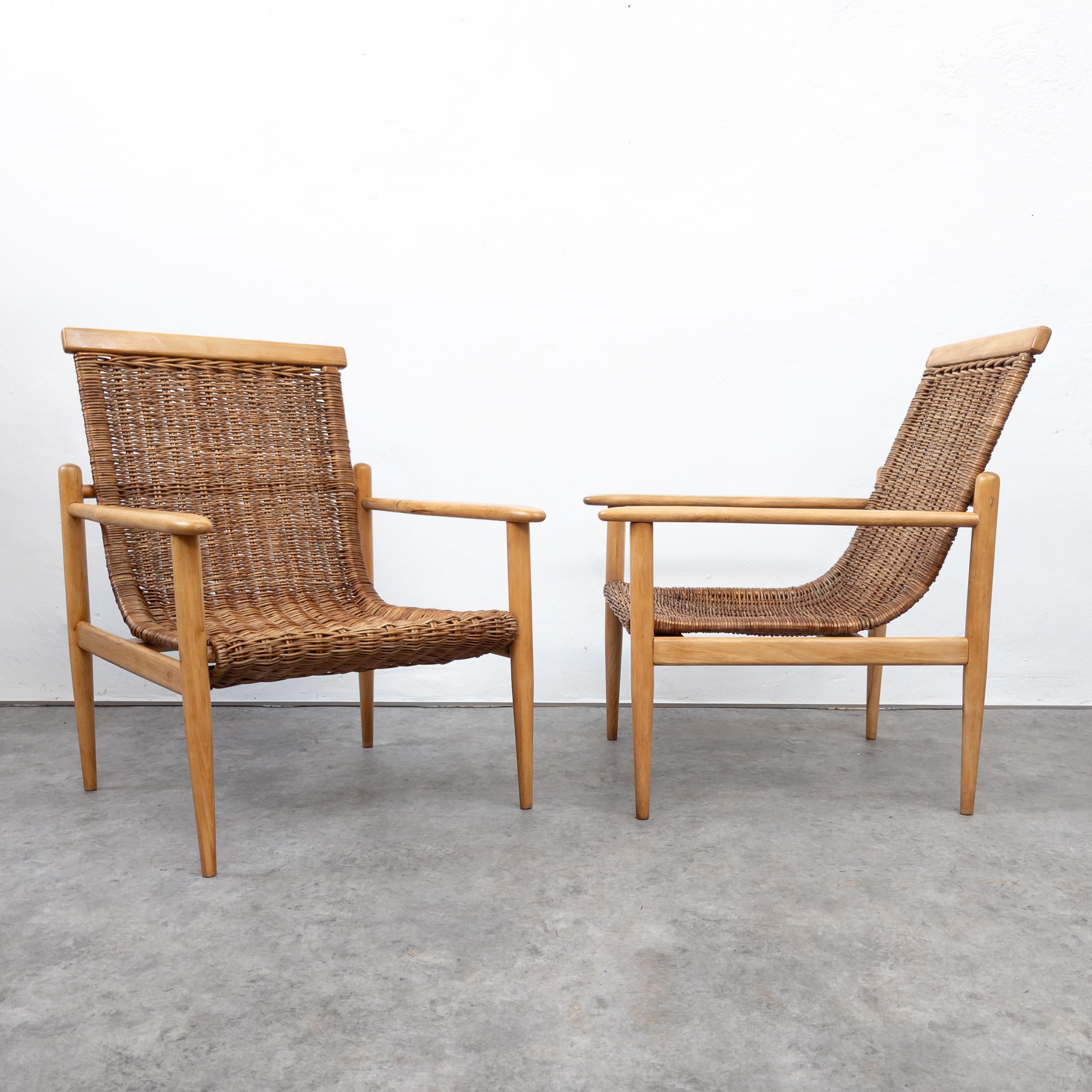 Paire de fauteuils rares et uniques conçus par l'architecte tchèque Jan Kalous. Fabriqué par la coopérative ÚLUV, ancienne Tchécoslovaquie, dans les années 1960. Fabriqué en bois de hêtre et en rotin. Structure en bois entièrement restaurée par des