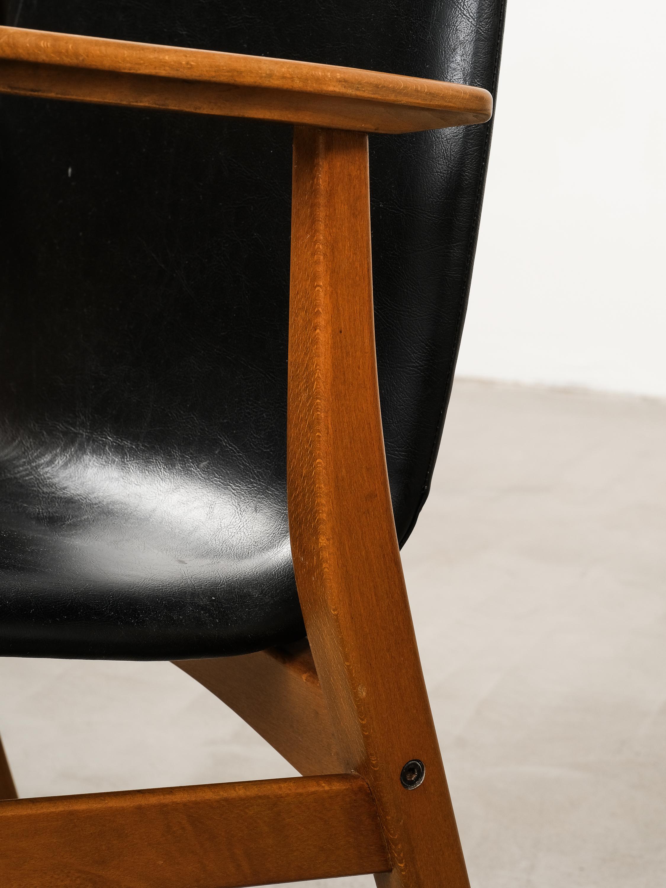 Imitation cuir Fauteuils du milieu du siècle par Svegards, Markaryd, Suède en vente
