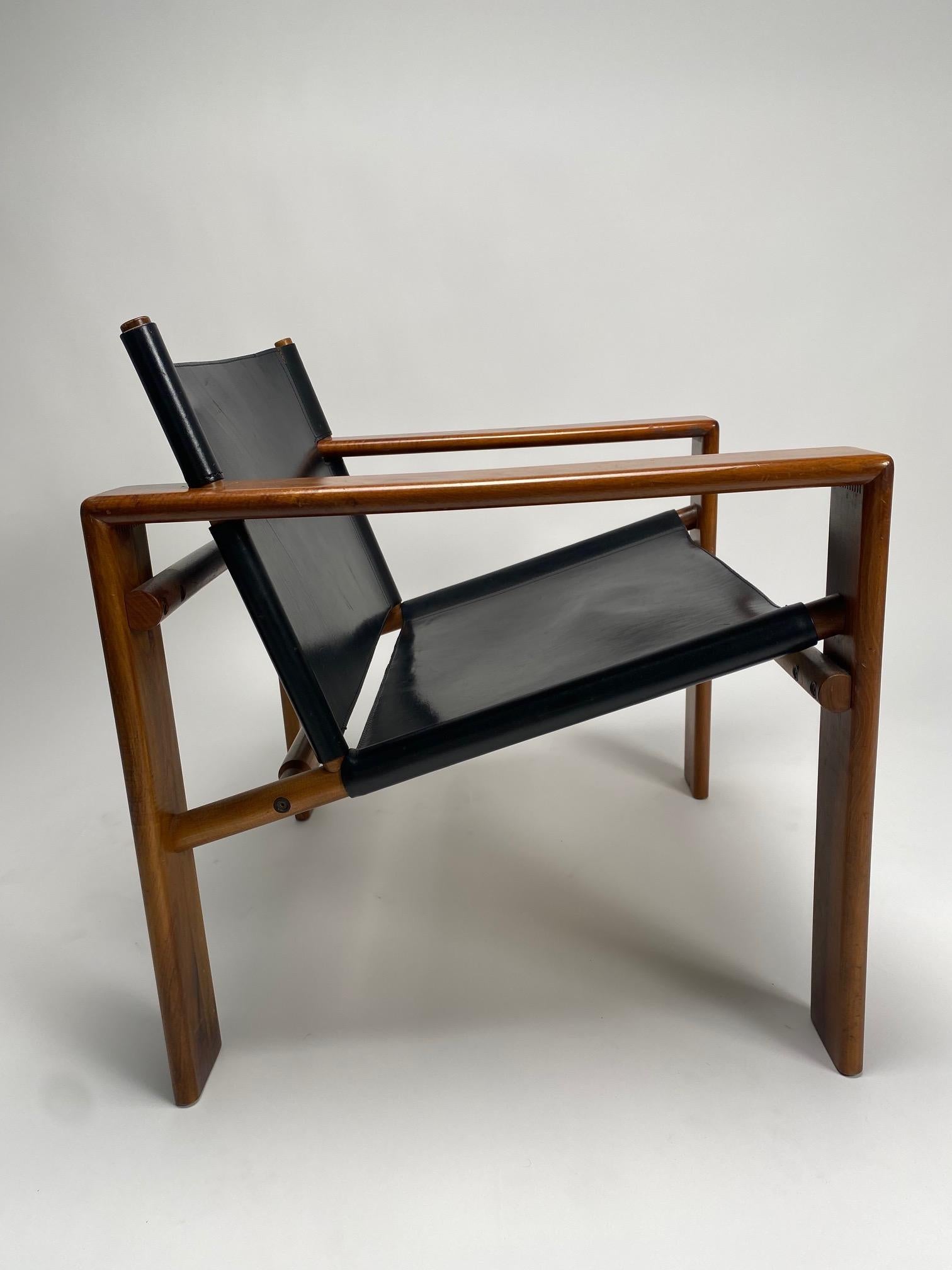 Tarcisio colzani, Pair of armchairs in wood and black leather, Italy, 1960s.

It is one of the most iconic works of the Italian designer Tarcisio Colzani, made in Italy in the 60s.
These are sculptural, important armchairs that adapt well to