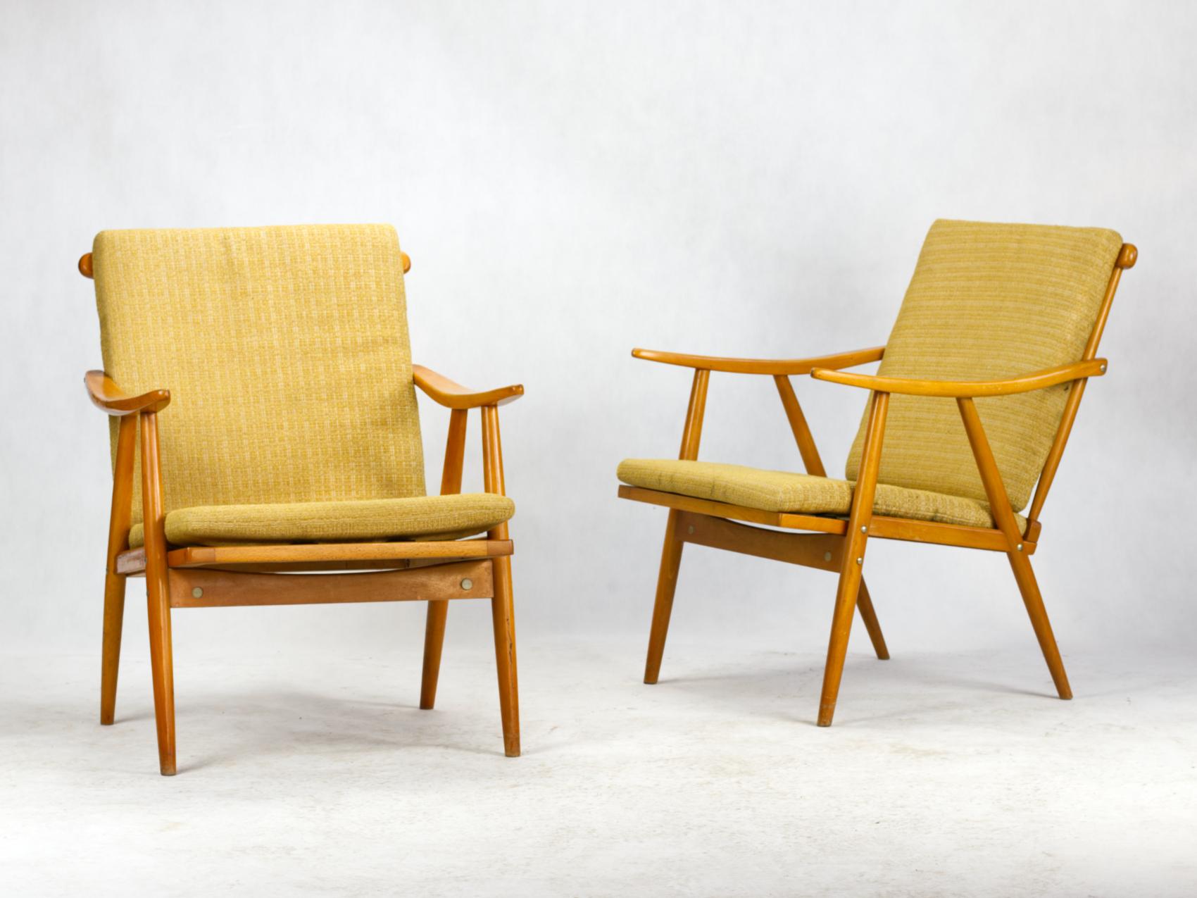 Ces chaises ont été produites par le célèbre fabricant tchécoslovaque TON dans les années 1960.
Les chaises ont été clairement inspirées par l'esthétique scandinave. L'accoudoir aux formes organiques et aux détails précis constitue la principale