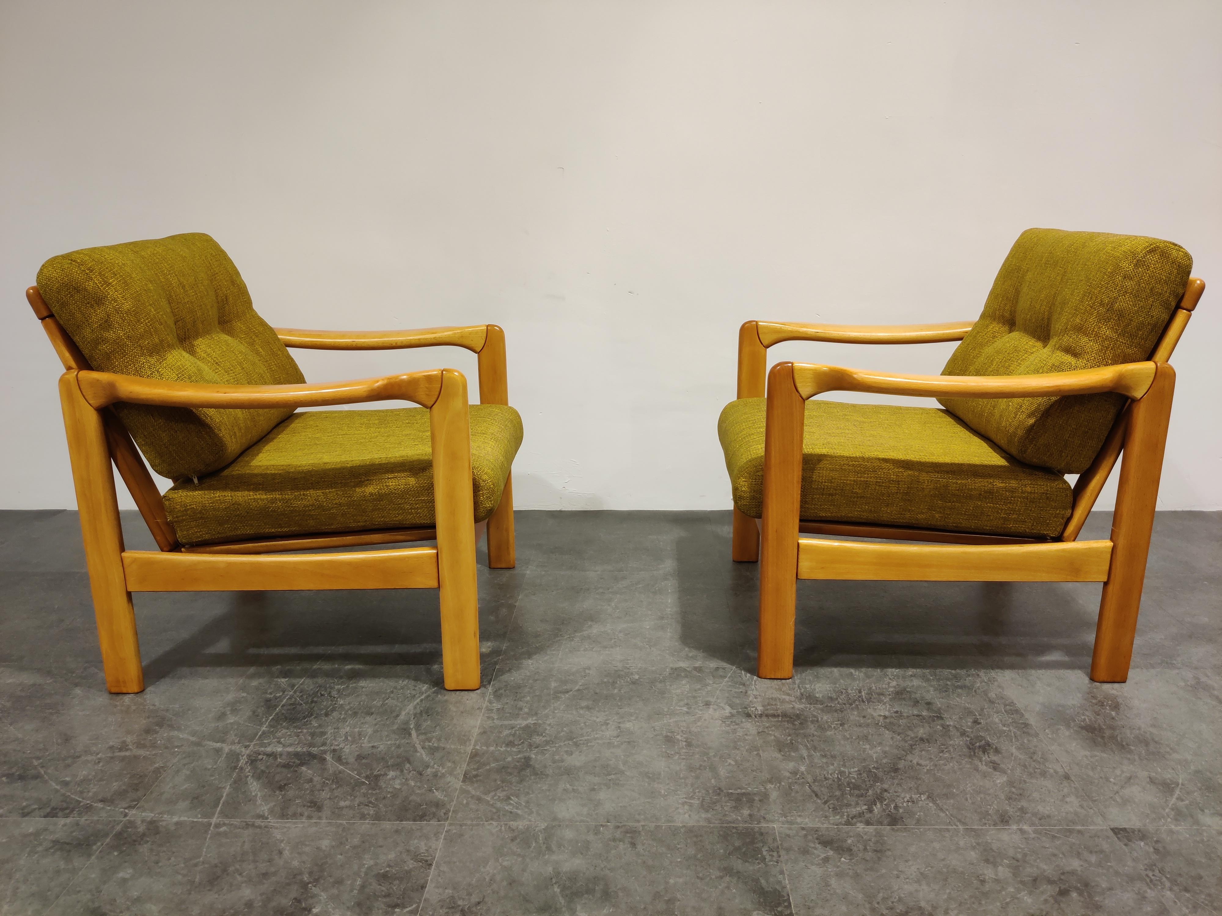 These elegant armchairs designed by Walter Knoll.

Beautifully crafted beech wooden frames with newly upholstered cushions in an olive green color.

Very good condition.

1960s - Germany

Measures: Height 79cm/31.10
Seat height