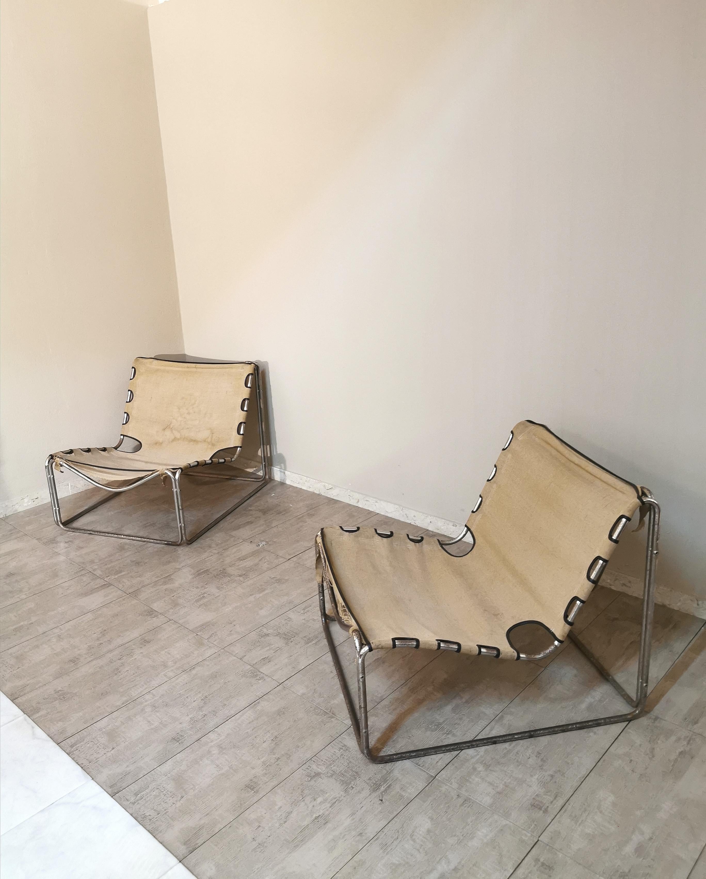 Particular set of 2 armchairs designed by the French designer Pascal Mourgue in the 60 '. The pair of armchairs has a tubular chromed metal frame with canvas upholstery.