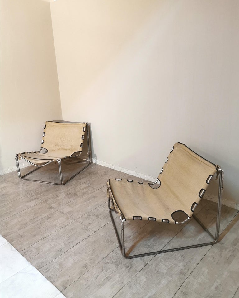 Particular set of 2 armchairs designed by the French designer Pascal Mourgue in the 60 '. The pair of armchairs has a tubular chromed metal frame with canvas upholstery.