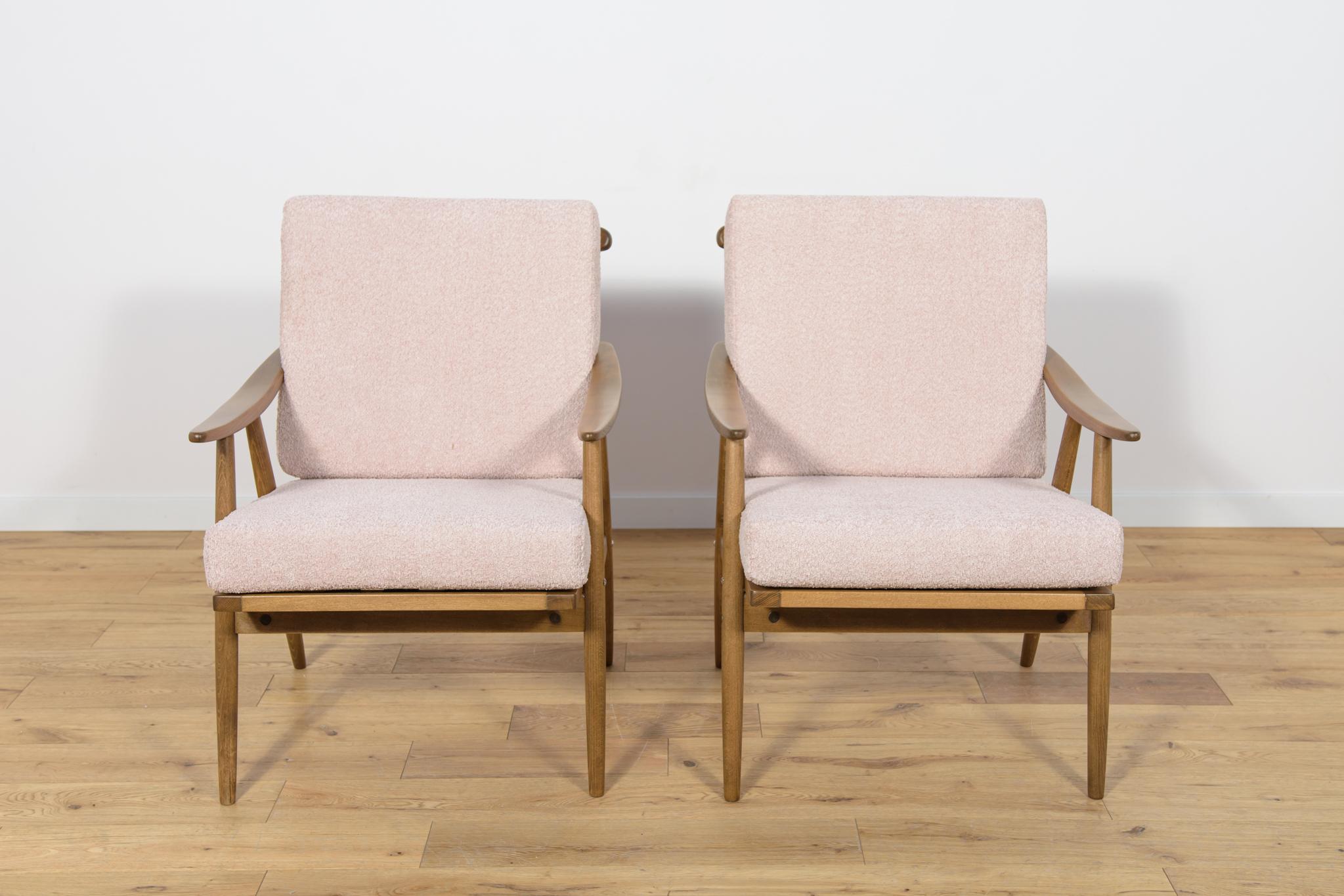 
Cette paire de fauteuils a été produite par la société tchécoslovaque TON dans les années 1960. Les éléments en hêtre ont été nettoyés de l'ancienne surface et peints dans une teinte noyer et finis avec une laque semi-mate résistante. Les coussins