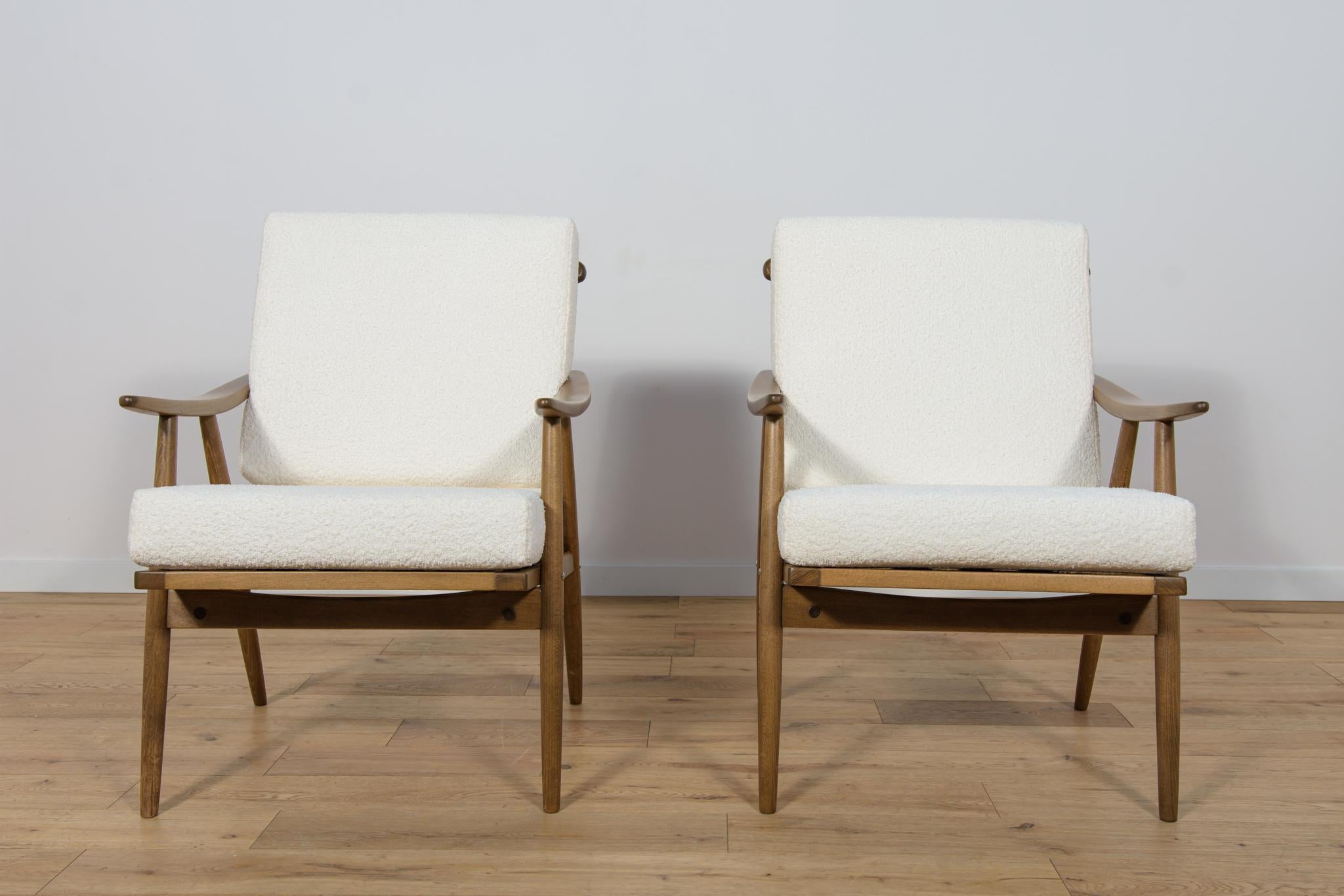 Cette paire de fauteuils a été produite par la société tchécoslovaque TON dans les années 1960. Les éléments en hêtre ont été nettoyés de l'ancienne surface et peints dans une teinte noyer et finis avec une laque semi-mate résistante. Les coussins
