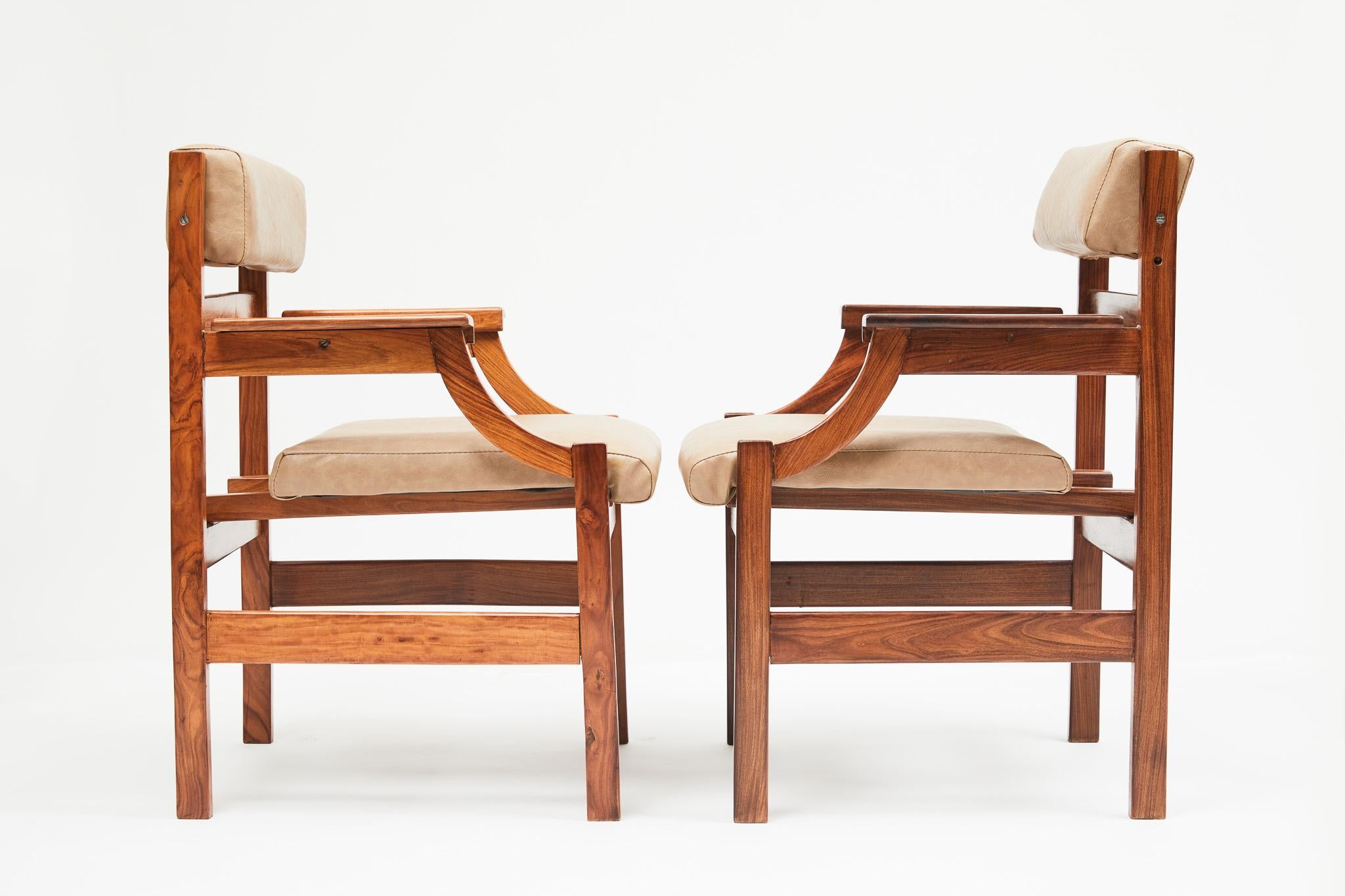 Moderner Sessel aus der Mitte des Jahrhunderts aus Hartholz und braunem Leder, 1960, Brasilien, Plakette (20. Jahrhundert) im Angebot