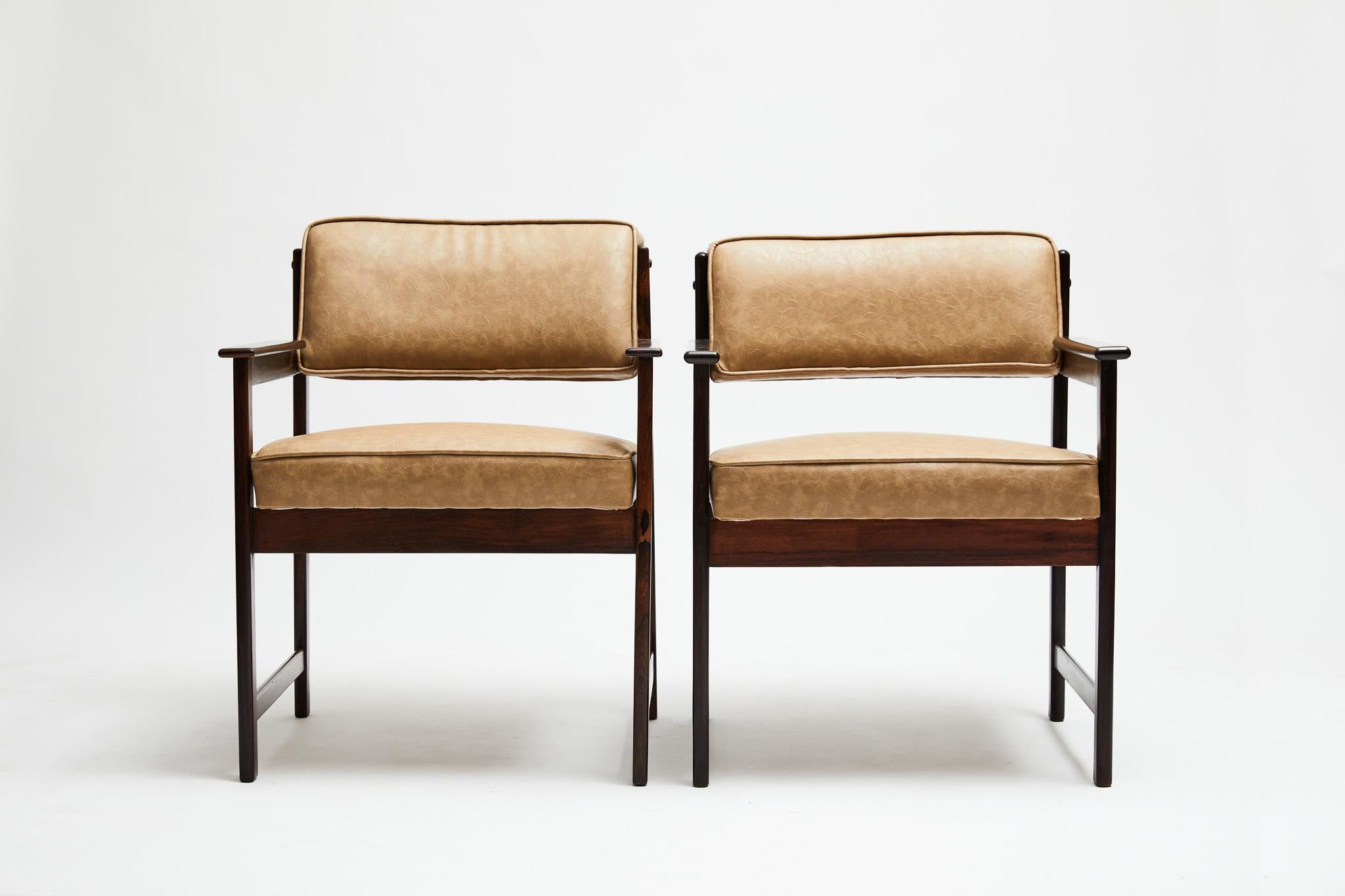 Available now, these Brazilian Modern armchairs in hardwood & beige faux leather are gorgeous!

These gems were designed by Jorge Jabour Mauad and executed by Cantù Móveis e Interiores Ltda. in the 1960s. The structure looks like a perfect cube and