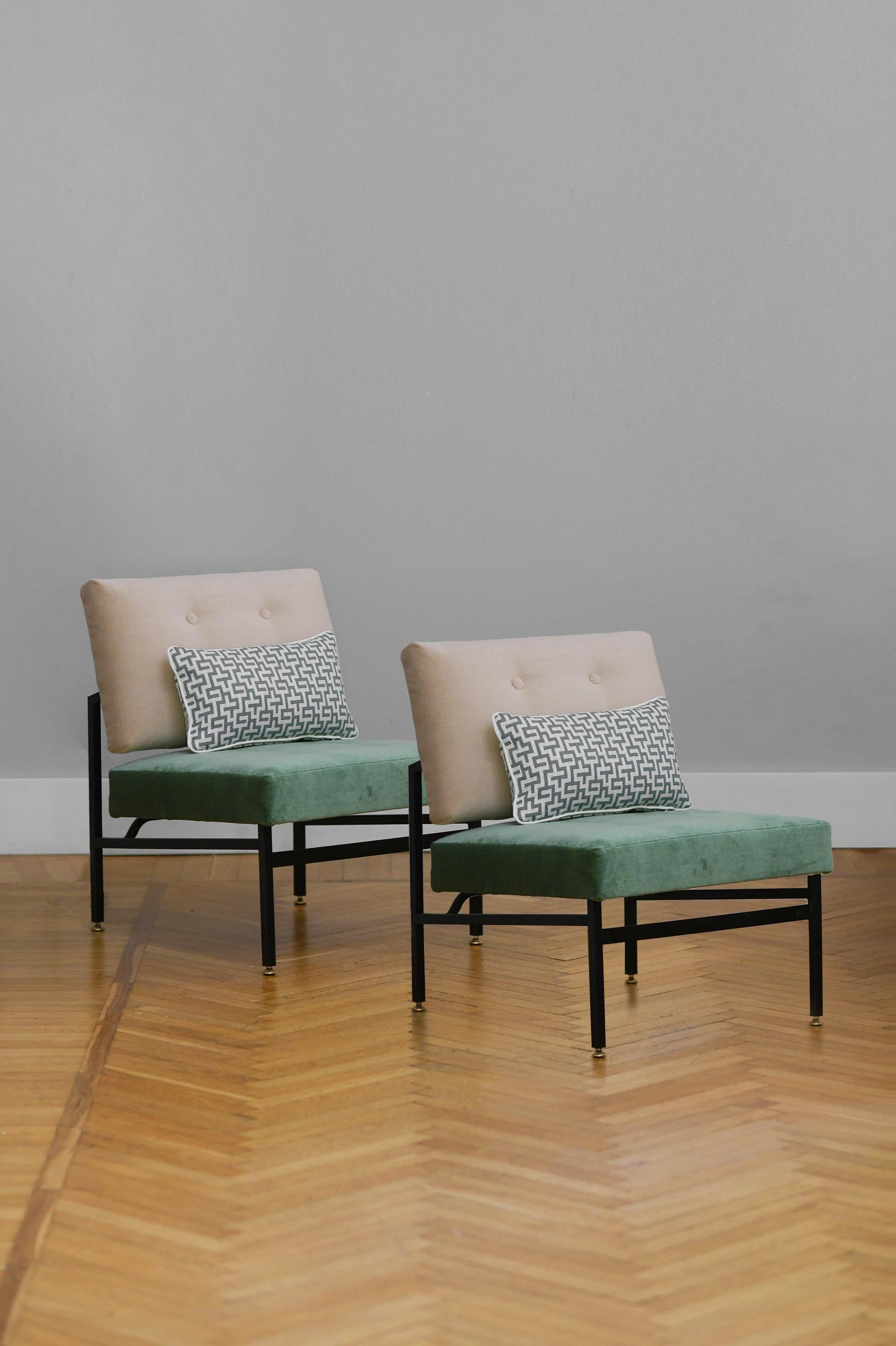 Set of 2 Mid Century armchairs in Dedar Milano fabric with metal structure.
The 2 armchairs are part of a set. The coordinated sofa bed can be bought separately (see our storefront)
Details
Dimensions of the single armchair: 58 l x 73 h x 80 p