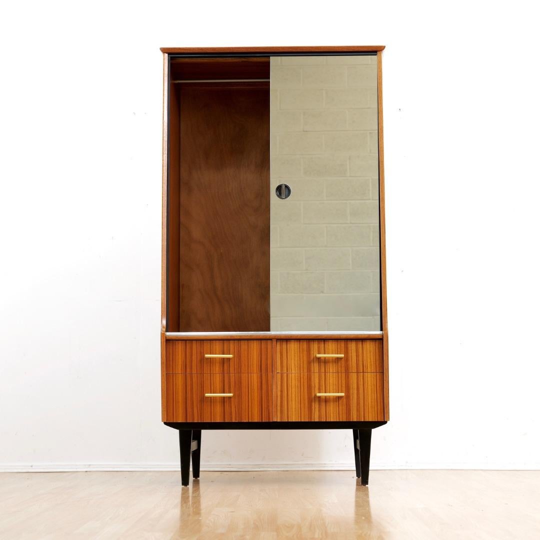 Mid Century Armoire von Limelight Furniture im Zustand „Gut“ im Angebot in Los Angeles, CA