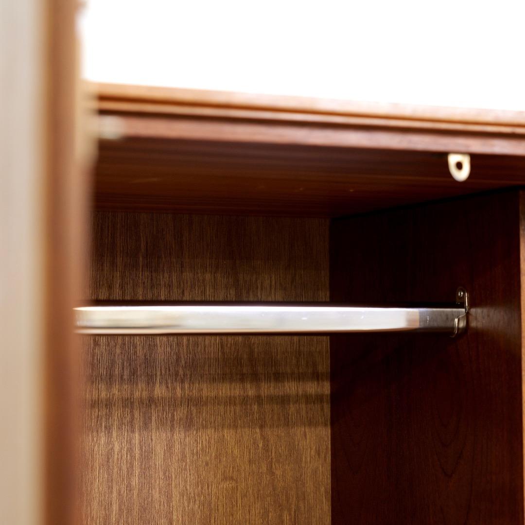 Armoire di metà secolo di McIntosh of Kirkcaldy In condizioni buone a Los Angeles, CA