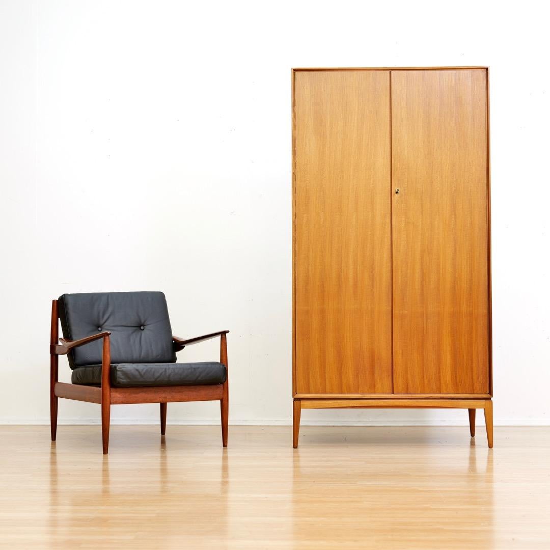 Metà XX secolo Armoire di metà secolo di McIntosh of Kirkcaldy