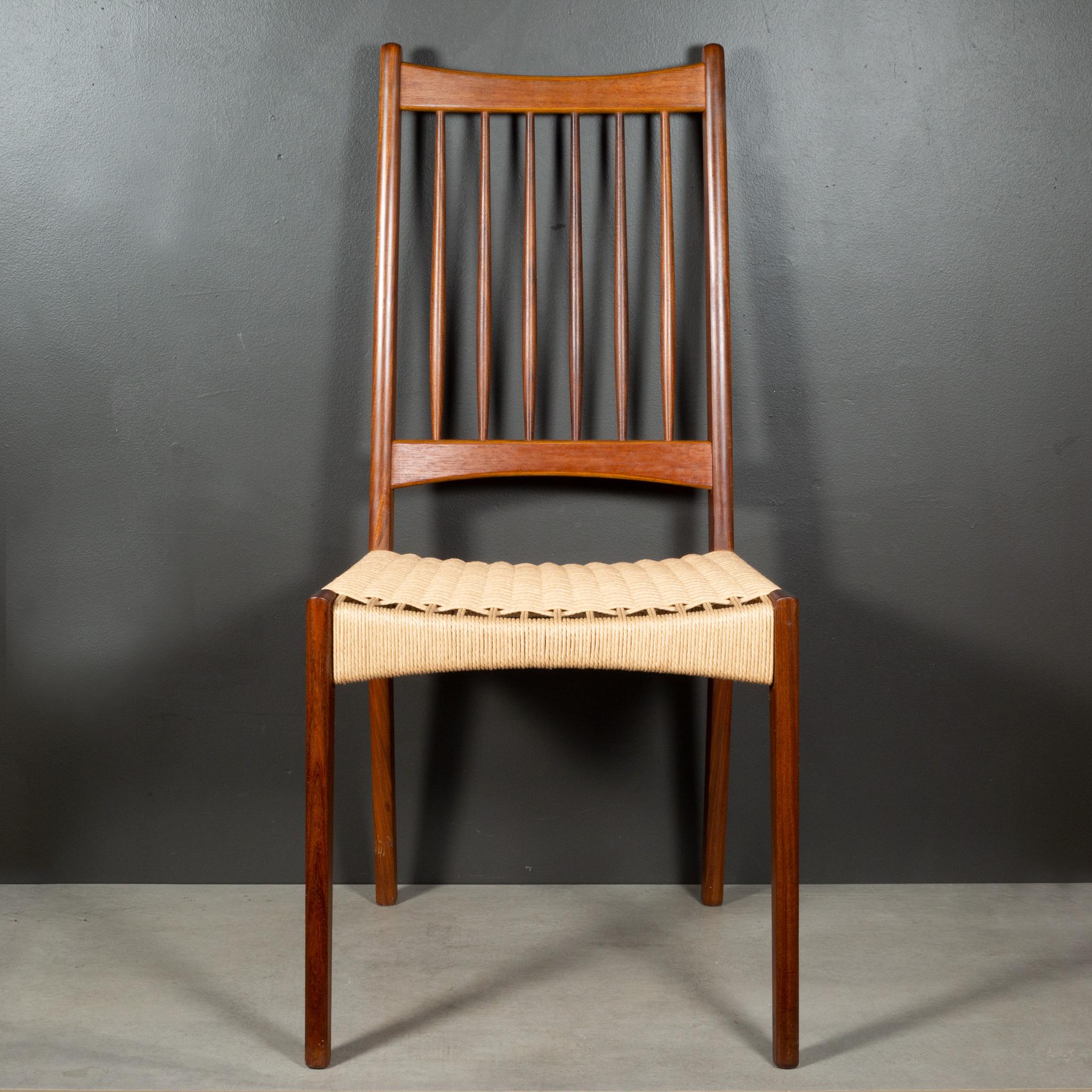 CIRCA

Un set di sei sedie da pranzo con schienale a binario in teak e corda di carta danese della metà del secolo scorso, disegnate da Arne Hovmand-Olsen e prodotte da Mogens Kold.

Ogni sedia è dotata di una nuova seduta in corda di carta