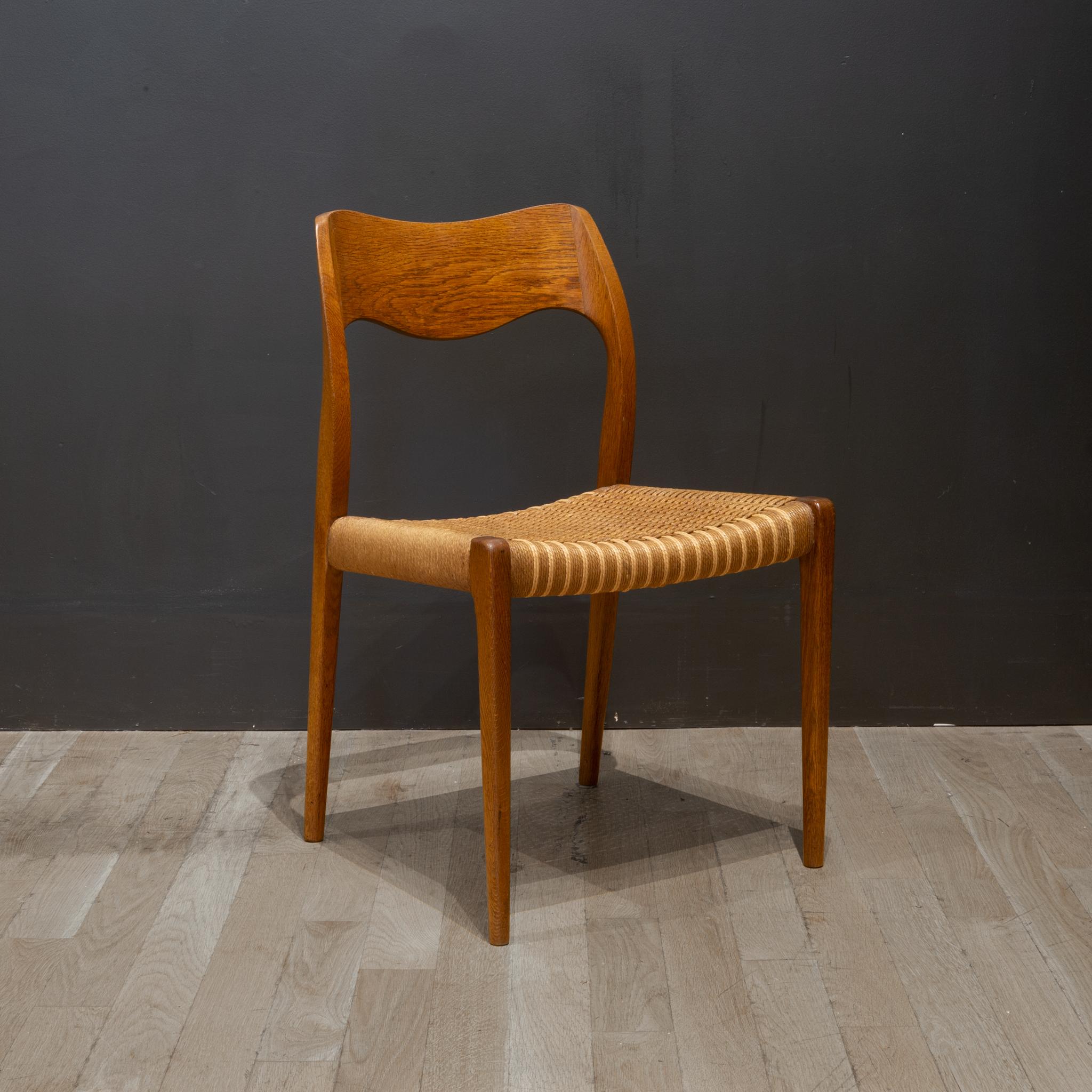 About

A simple and elegant mid-century teak side or office desk chair with woven two tone rush seats.
Six more identical chairs available with slightly lighter and darker rush seats.

 CREATOR Arne Hovmand-Olsen for Mogens Kold, Denmark.
