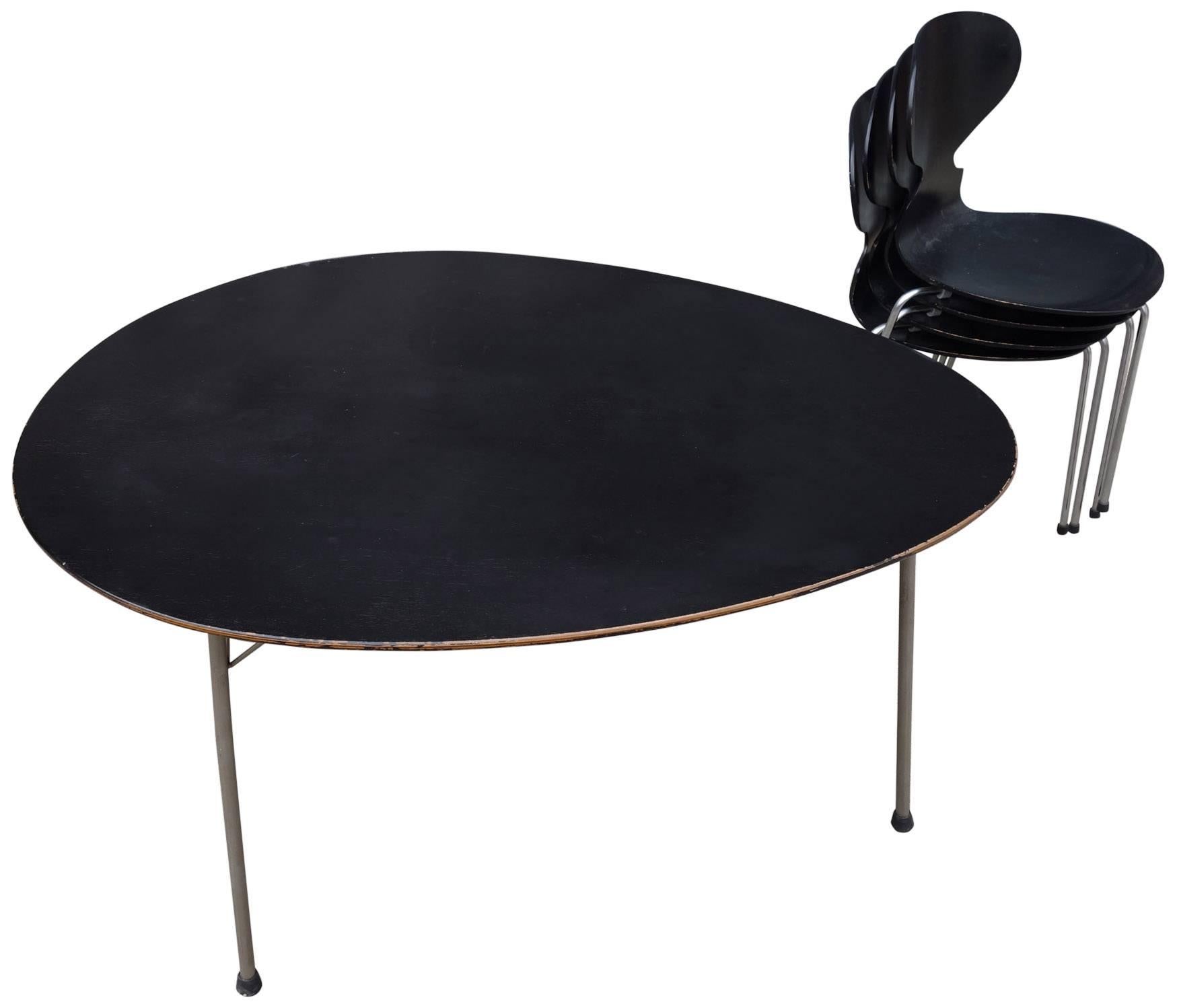 Scandinave moderne Ensemble table œuf et chaise fourmis d'Arne Jacobsen du milieu du siècle dernier en vente