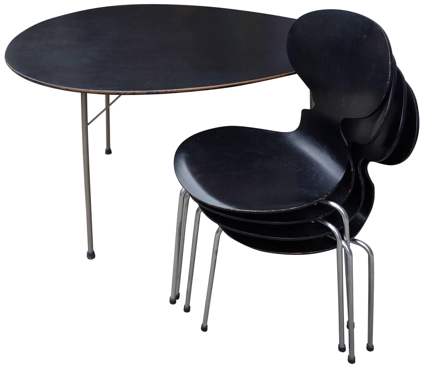 Arne Jacobsen Set aus Ei-Tisch und Ameisenstuhl aus der Mitte des Jahrhunderts (Dänisch) im Angebot