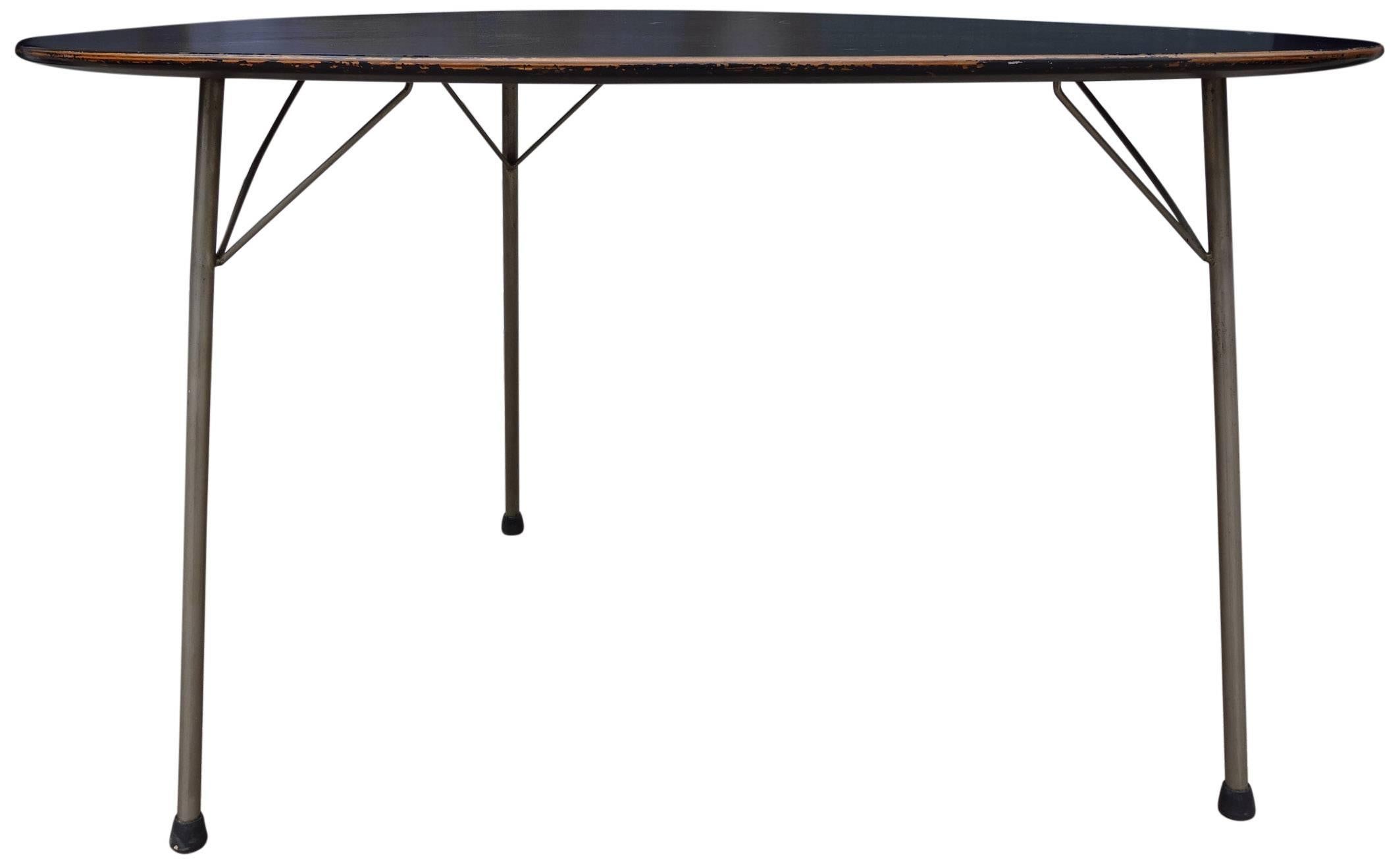 Arne Jacobsen Set aus Ei-Tisch und Ameisenstuhl aus der Mitte des Jahrhunderts (20. Jahrhundert) im Angebot