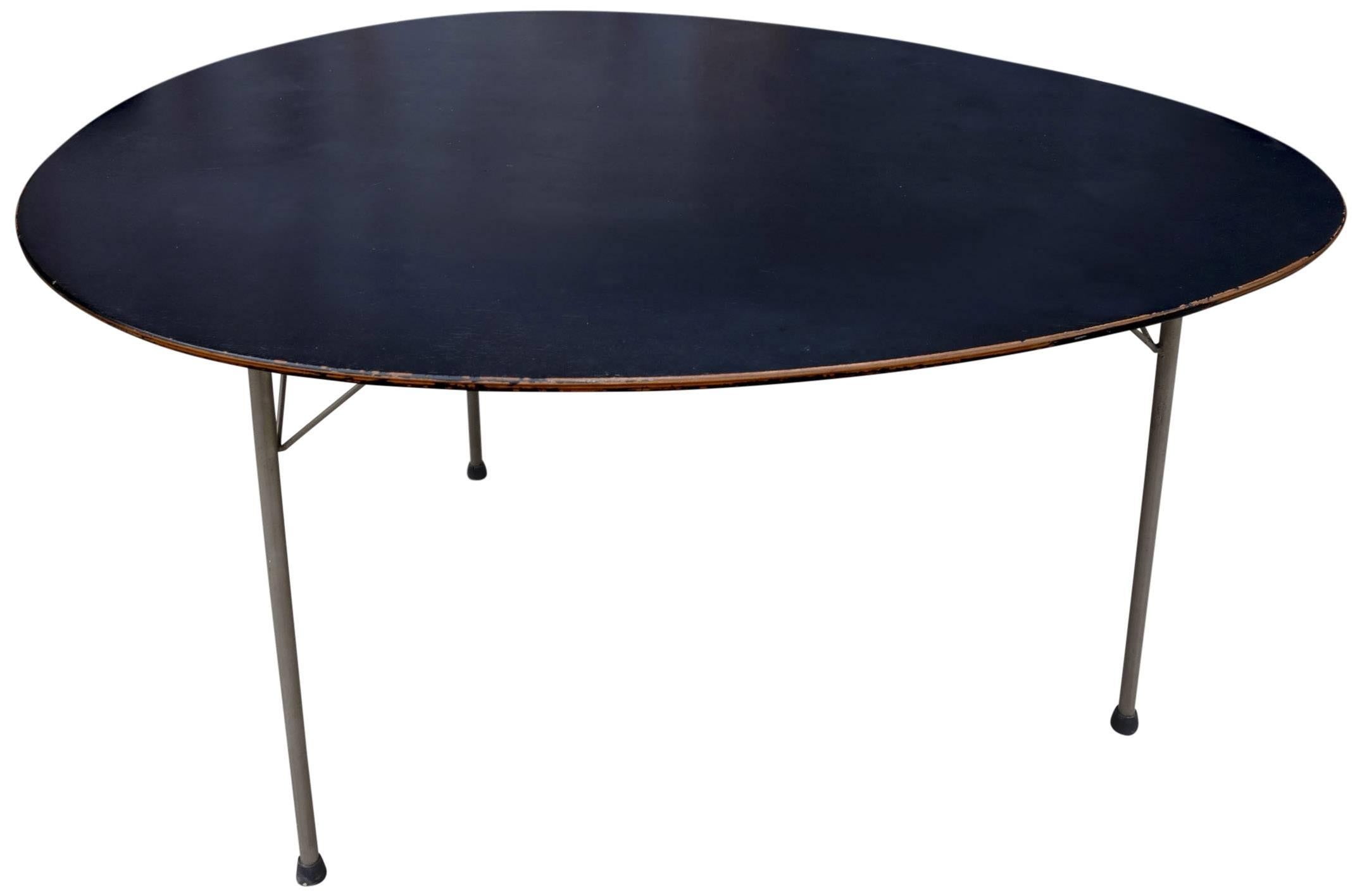 Arne Jacobsen Set aus Ei-Tisch und Ameisenstuhl aus der Mitte des Jahrhunderts (Metall) im Angebot