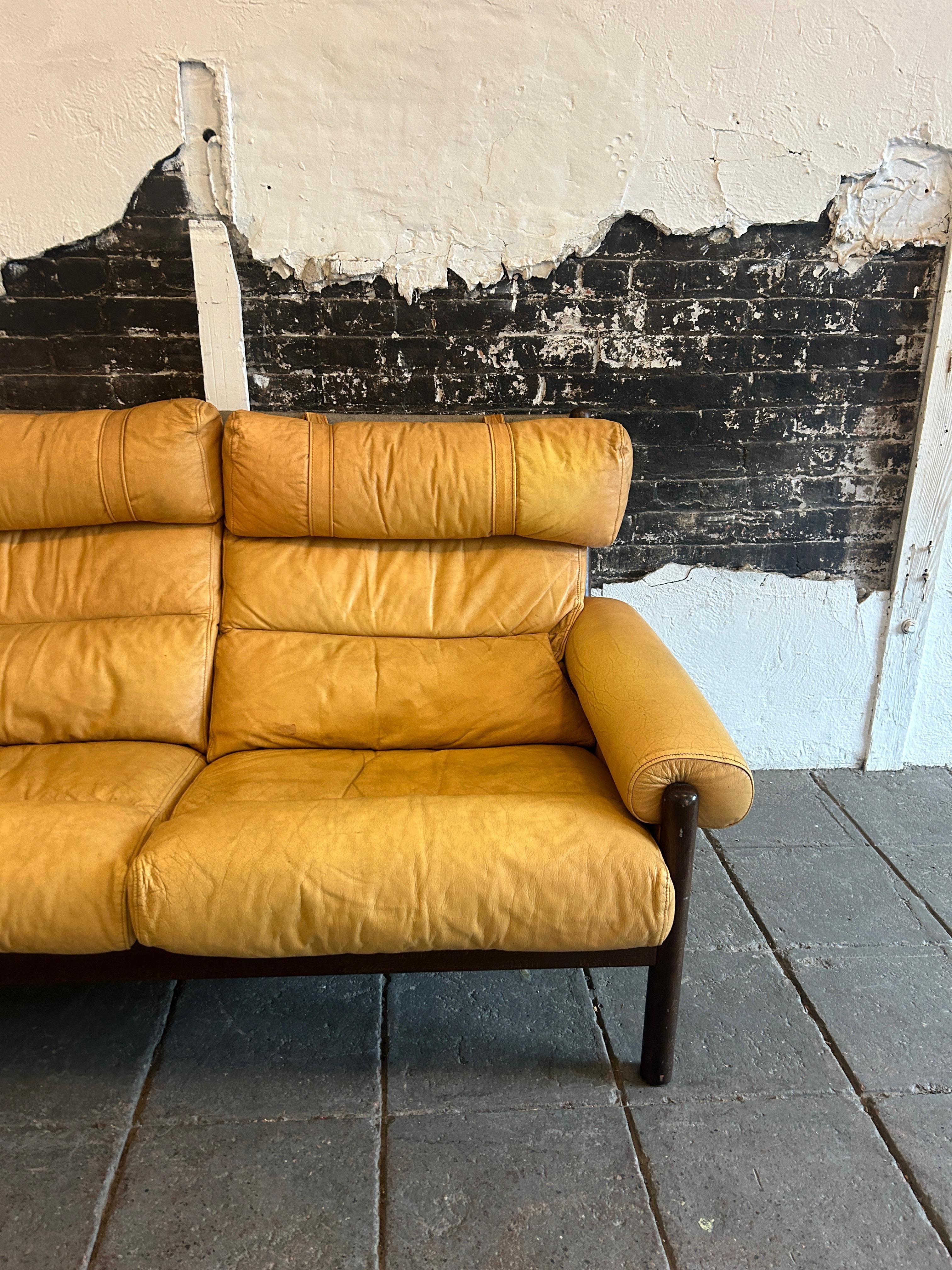 Mid Century Arne Norell Style Leather Sling Safari Sofa Loveseat In Good Condition In BROOKLYN, NY