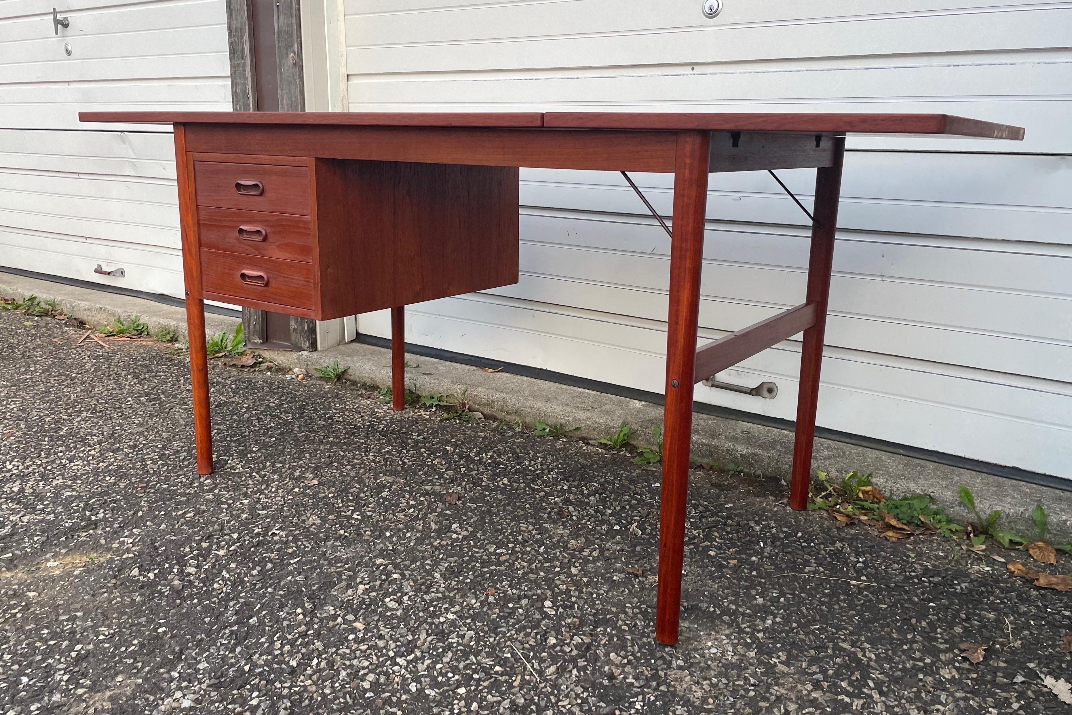 Mid Century Arne Vodder Style Danish Modern Teak Drop Leaf Desk In Good Condition For Sale In Audubon, NJ
