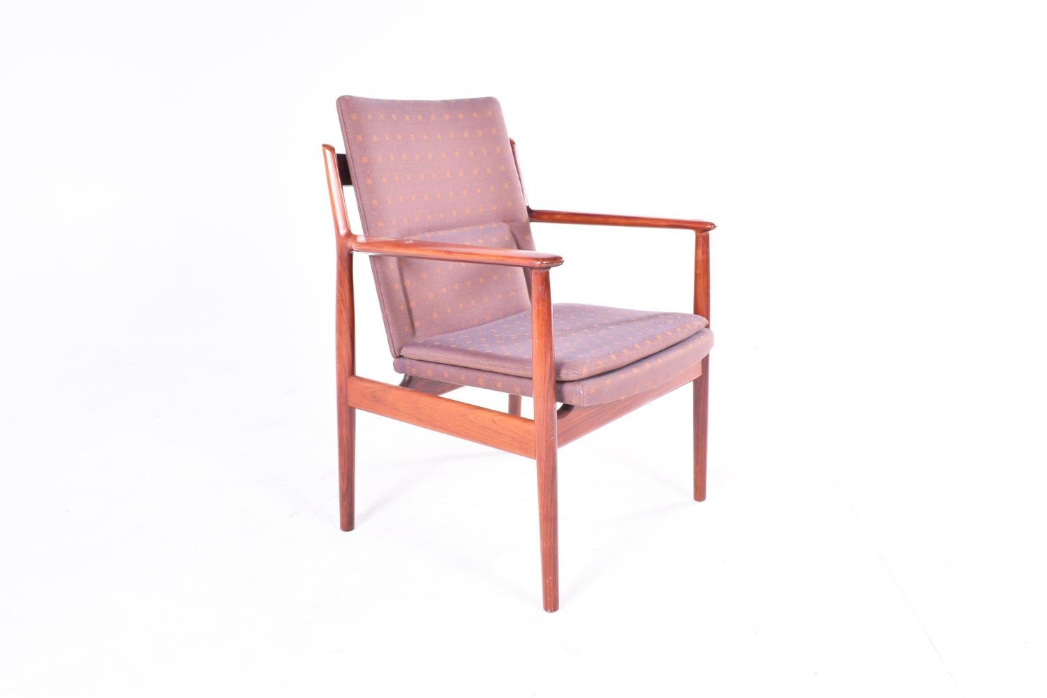 1960s Arne Vodder fabric and rosewood armchair with solid rosewood frame and original fabric upholstery. Renewed rosewood frame. Fabric in good condition. Manufactured by Sibast Furniture, model 431.