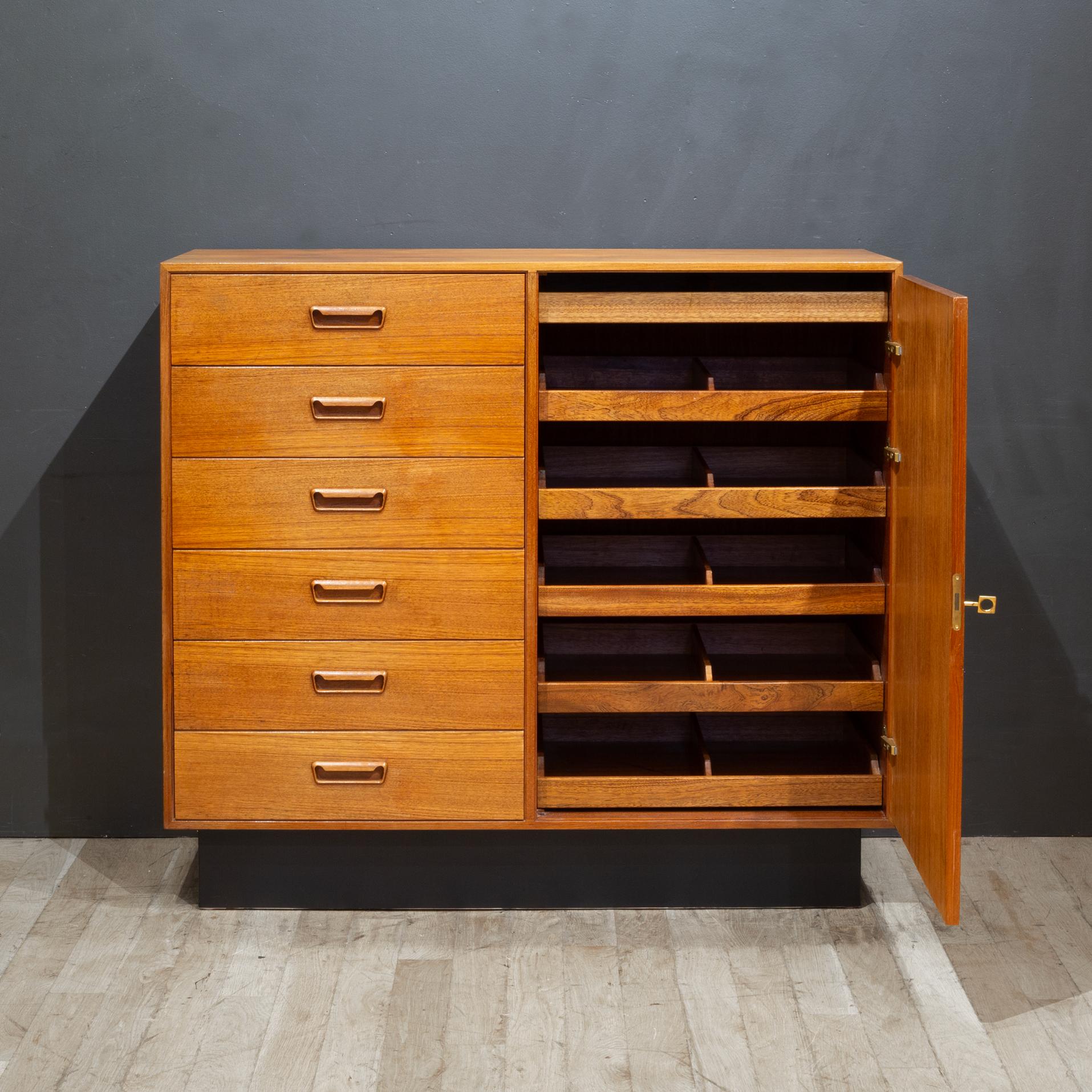 Danois Grand coffre ou commode Arne Wahl Iversen du milieu du siècle, c.1960 en vente