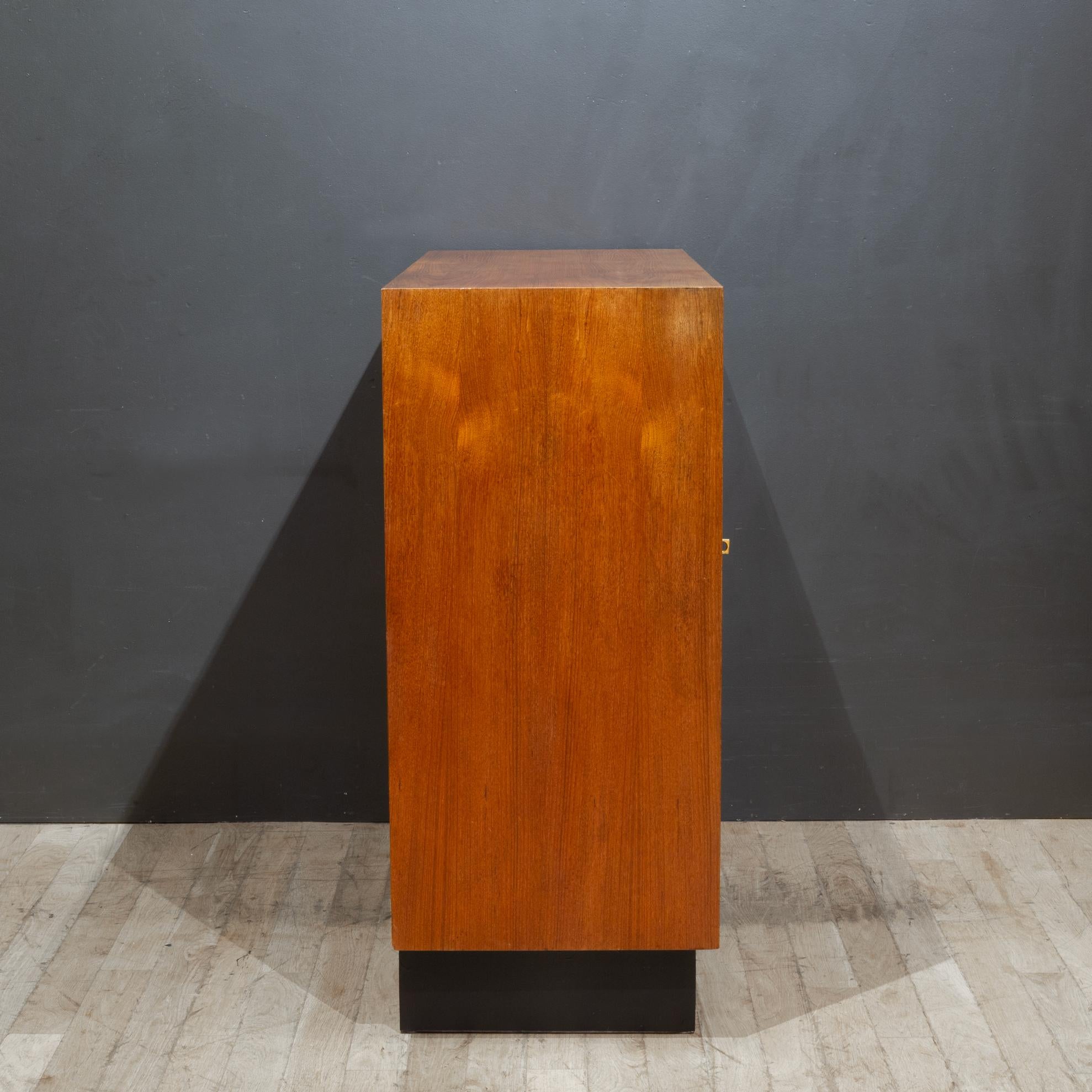 Grand coffre ou commode Arne Wahl Iversen du milieu du siècle, c.1960 Bon état - En vente à San Francisco, CA