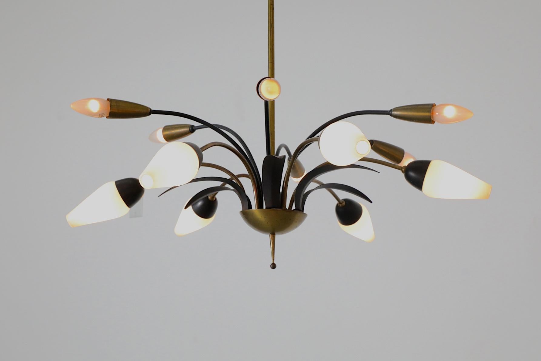 Lampadario a più bracci in ottone in stile Arredoluce di metà secolo in vendita 10