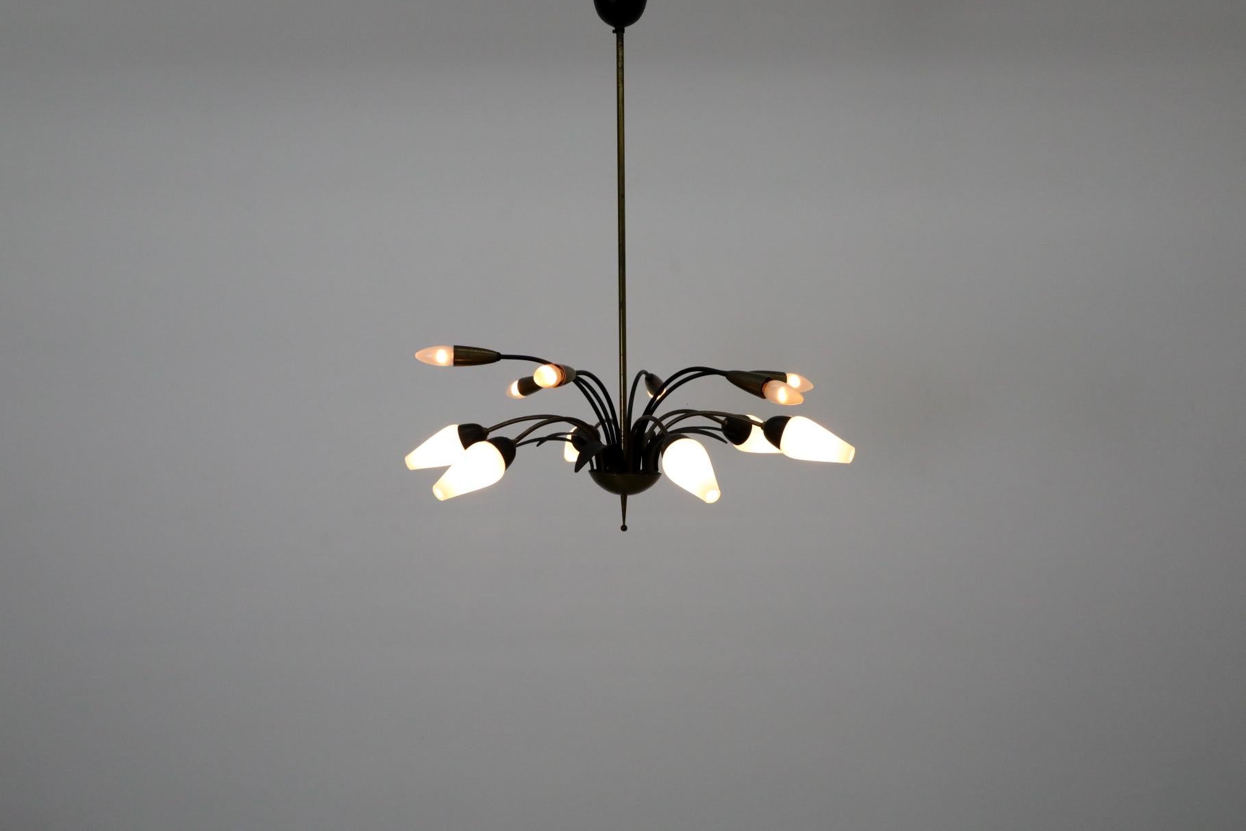 Mid-Century moderno Lampadario a più bracci in ottone in stile Arredoluce di metà secolo in vendita