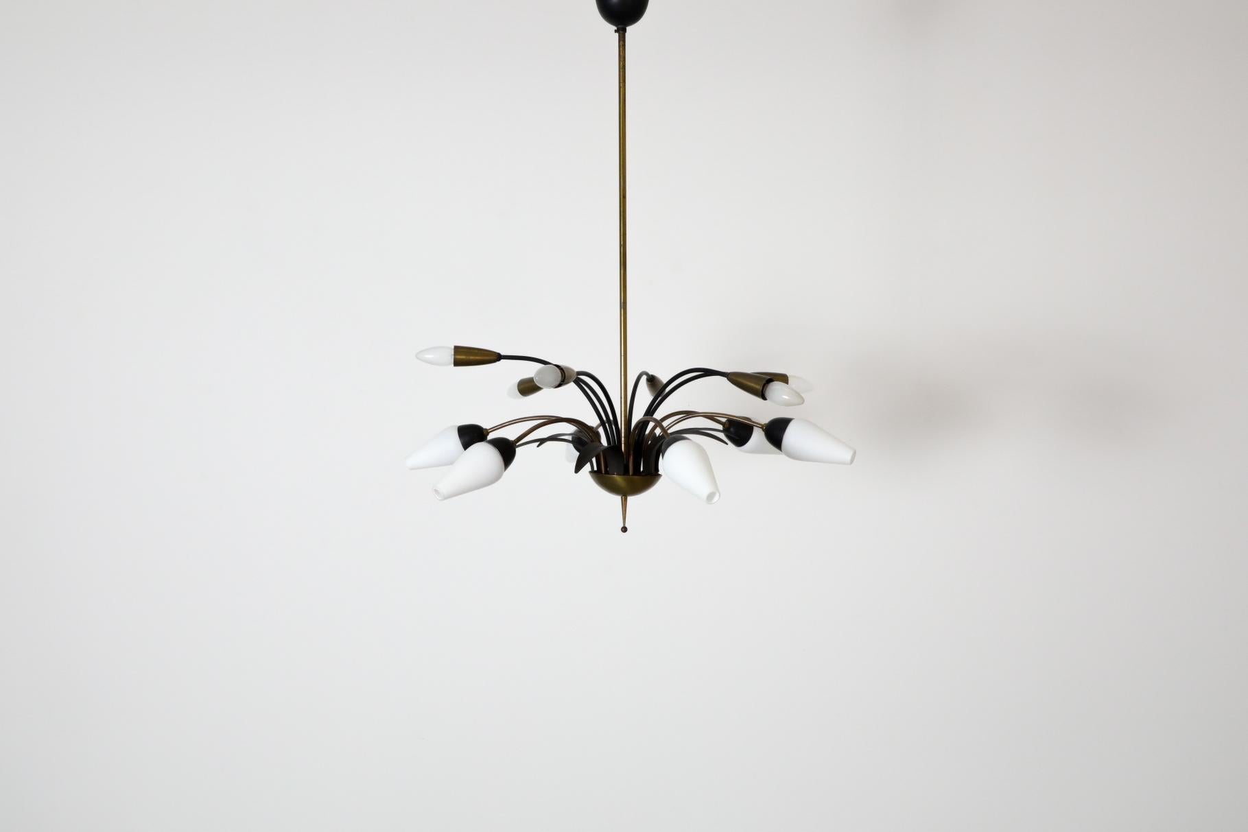 Europeo Lampadario a più bracci in ottone in stile Arredoluce di metà secolo in vendita