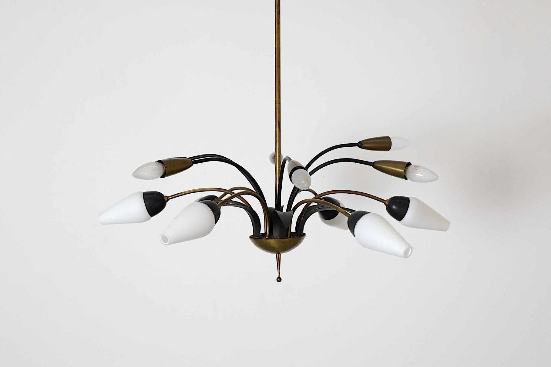 XX secolo Lampadario a più bracci in ottone in stile Arredoluce di metà secolo in vendita