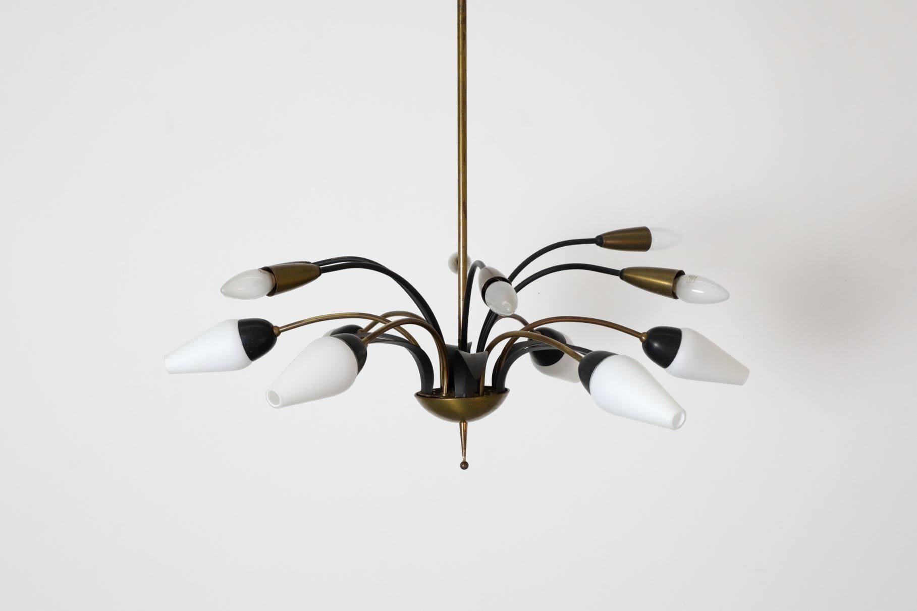 Metallo Lampadario a più bracci in ottone in stile Arredoluce di metà secolo in vendita